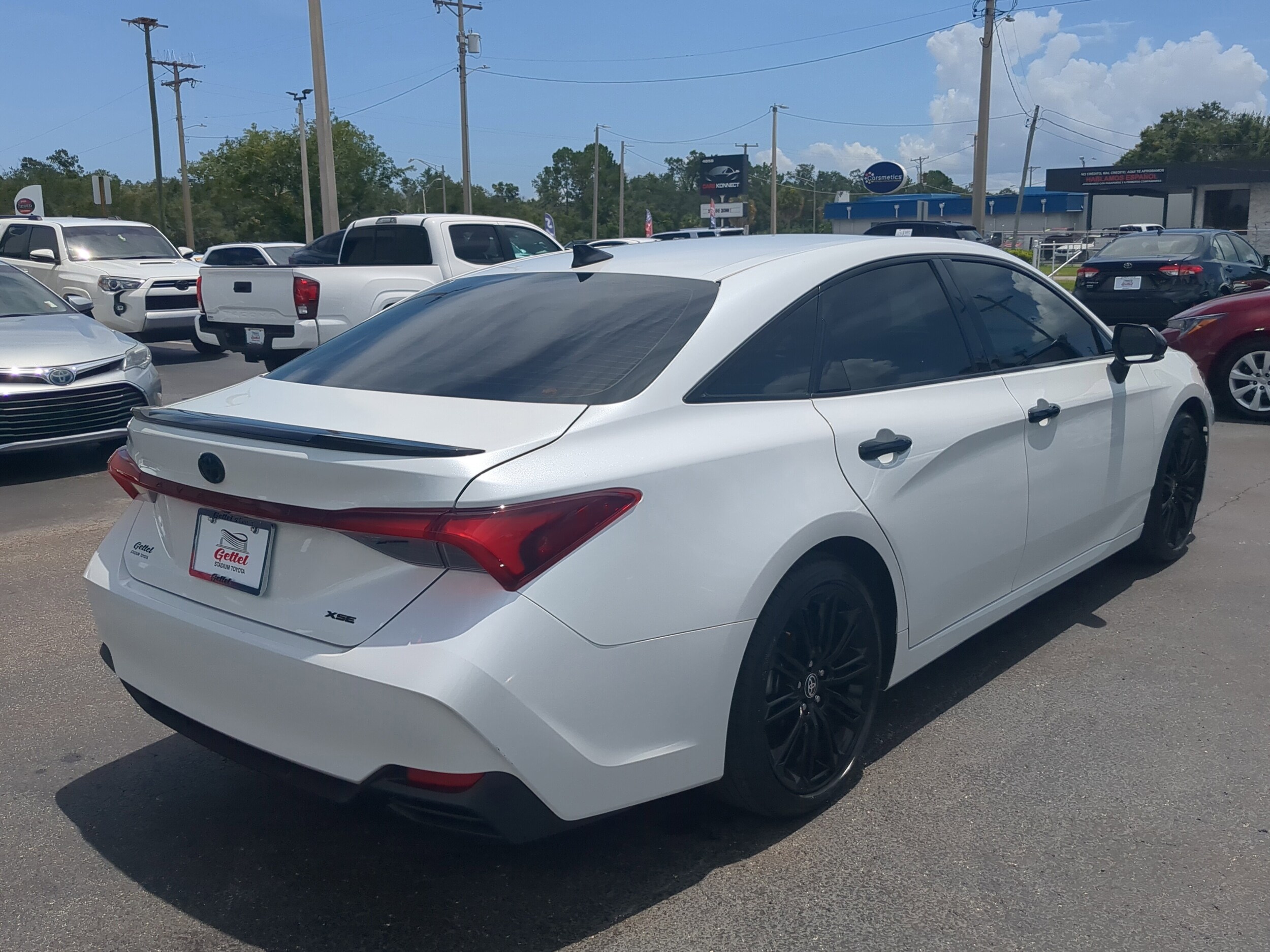 2022 Toyota Avalon Hybrid XSE photo 3