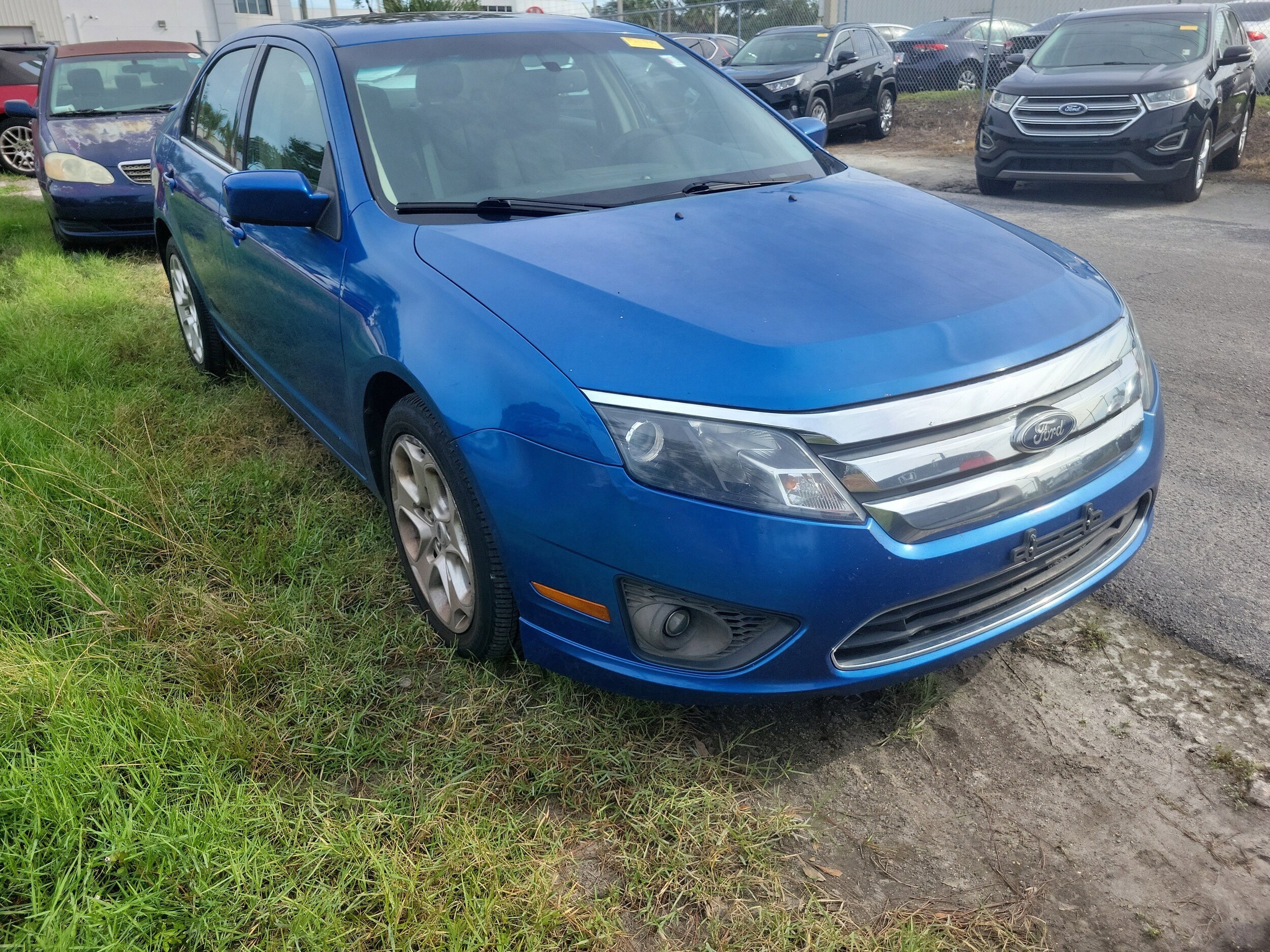 2011 Ford Fusion SE photo 2