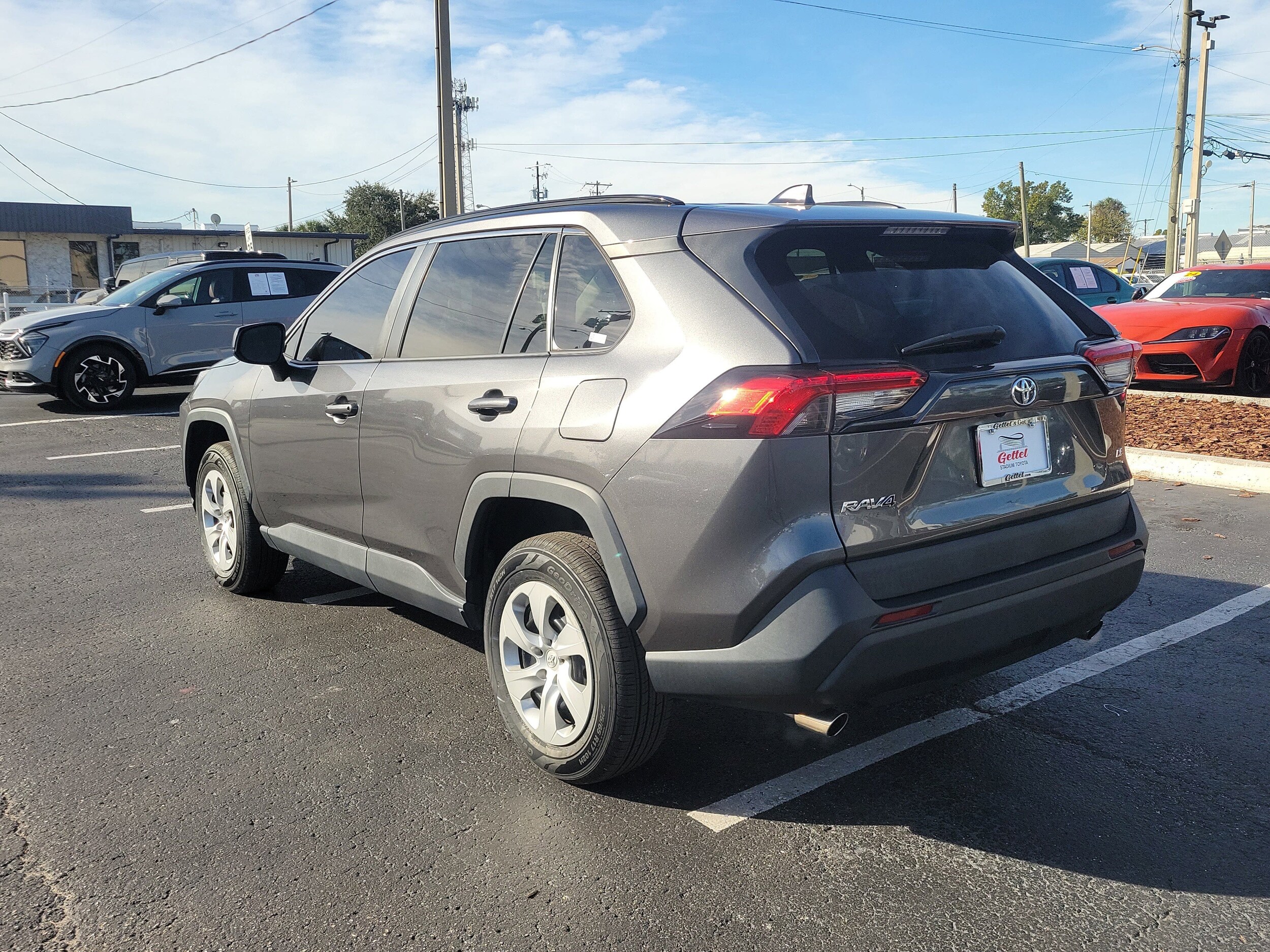 2021 Toyota RAV4 LE photo 3