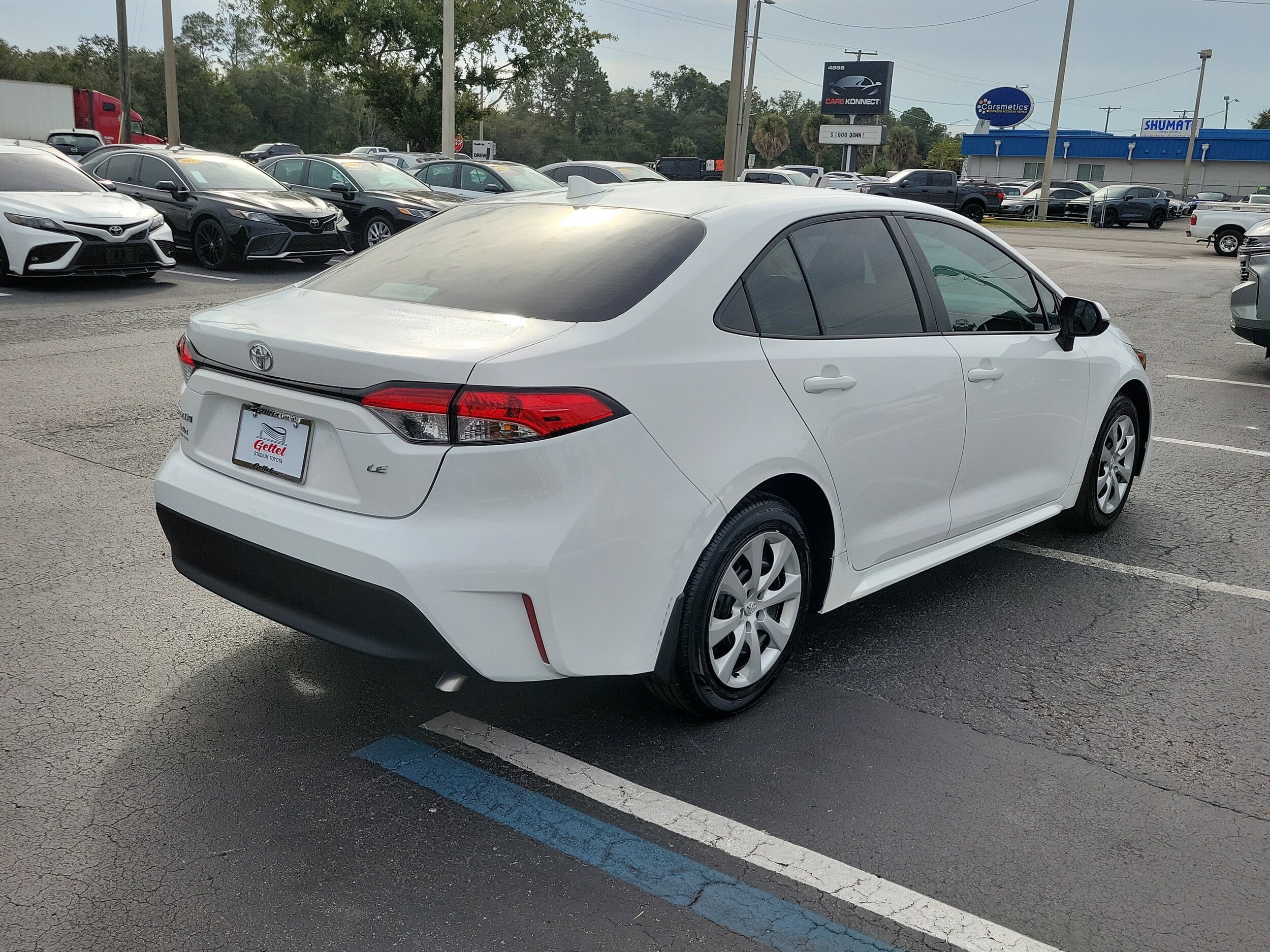 2025 Toyota Corolla LE photo 3