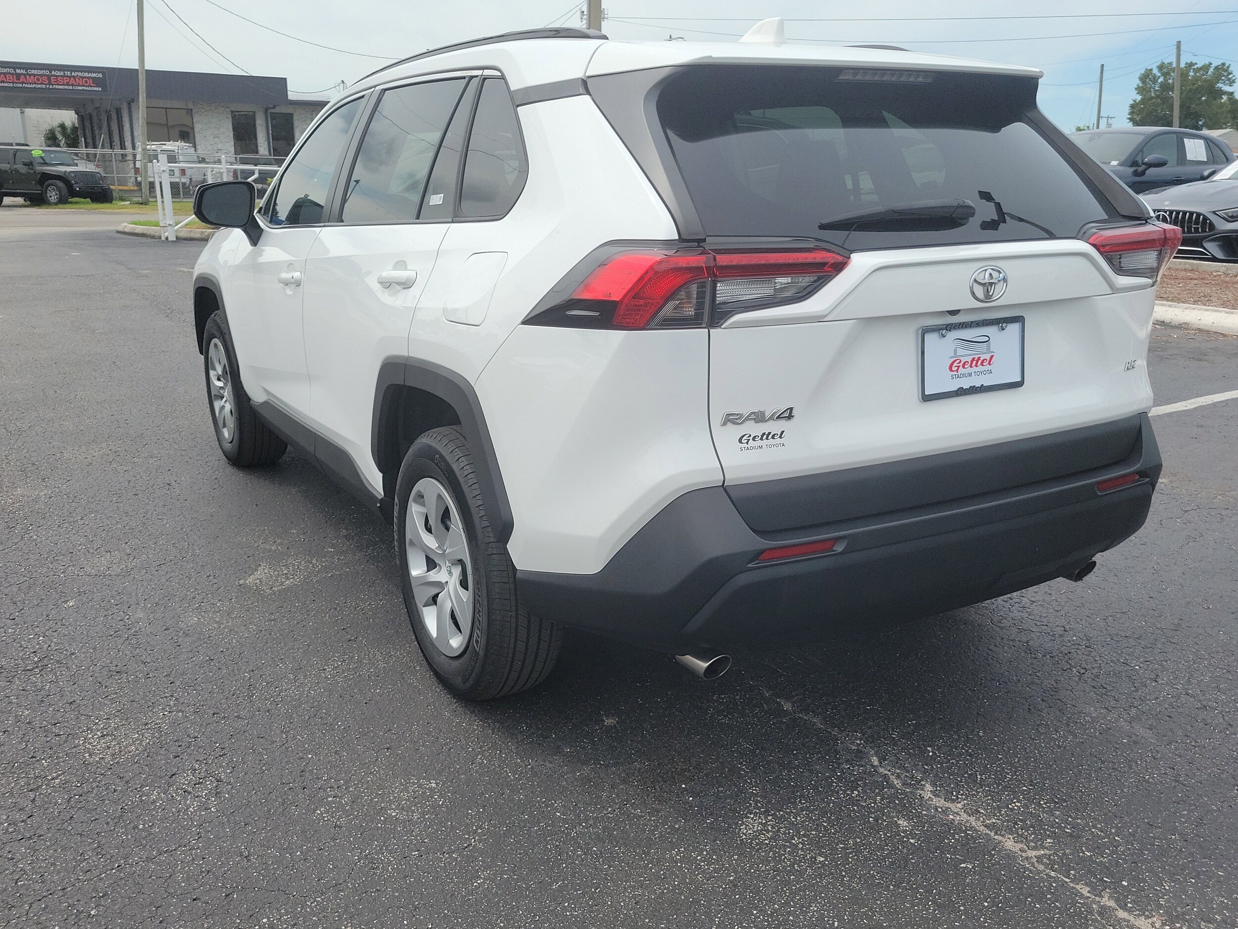 2021 Toyota RAV4 LE photo 3