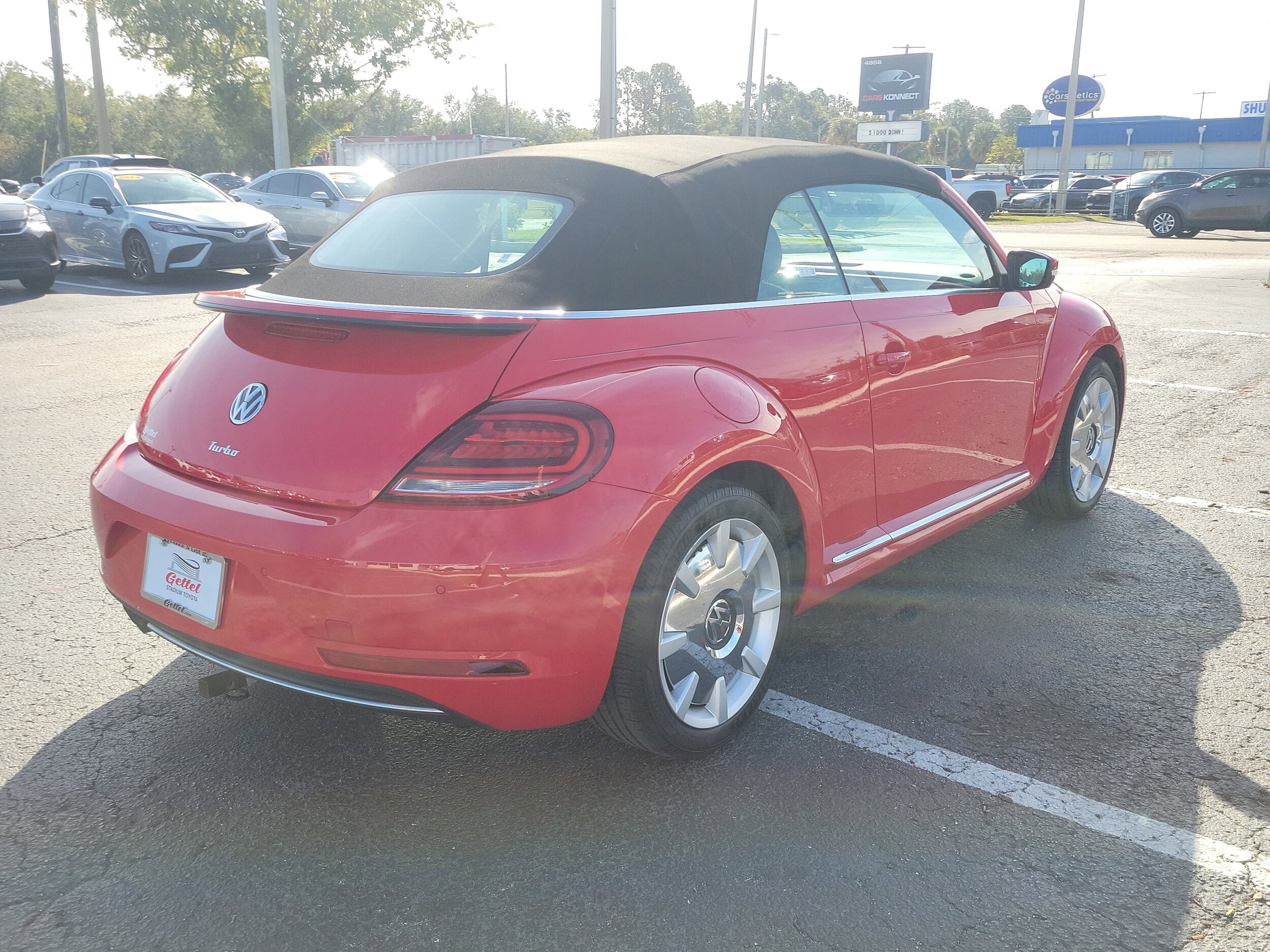 2019 Volkswagen Beetle SE Convertible photo 2