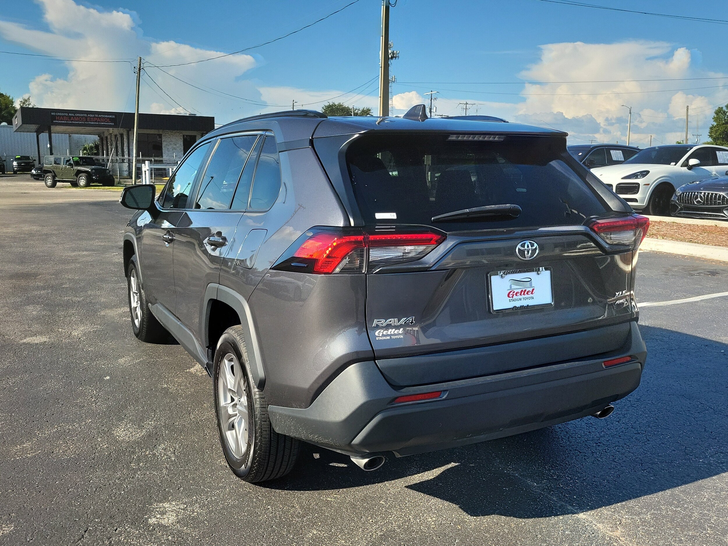 2023 Toyota RAV4 XLE photo 4