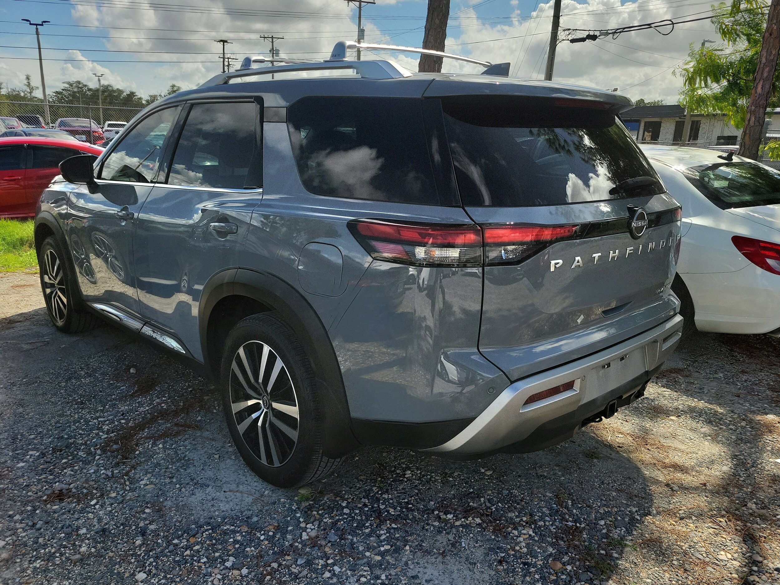2024 Nissan Pathfinder Platinum photo 2
