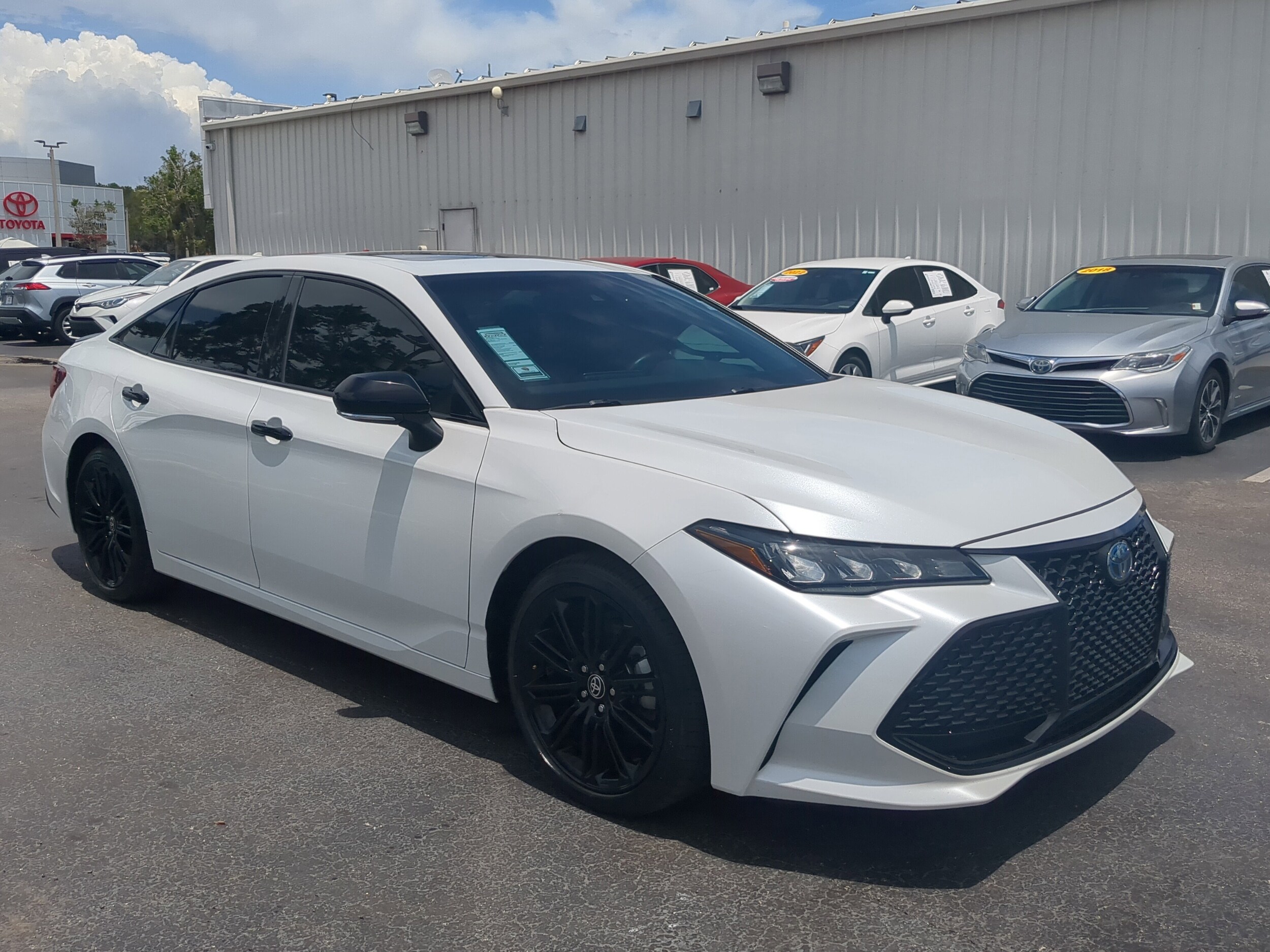 2022 Toyota Avalon Hybrid XSE photo 2