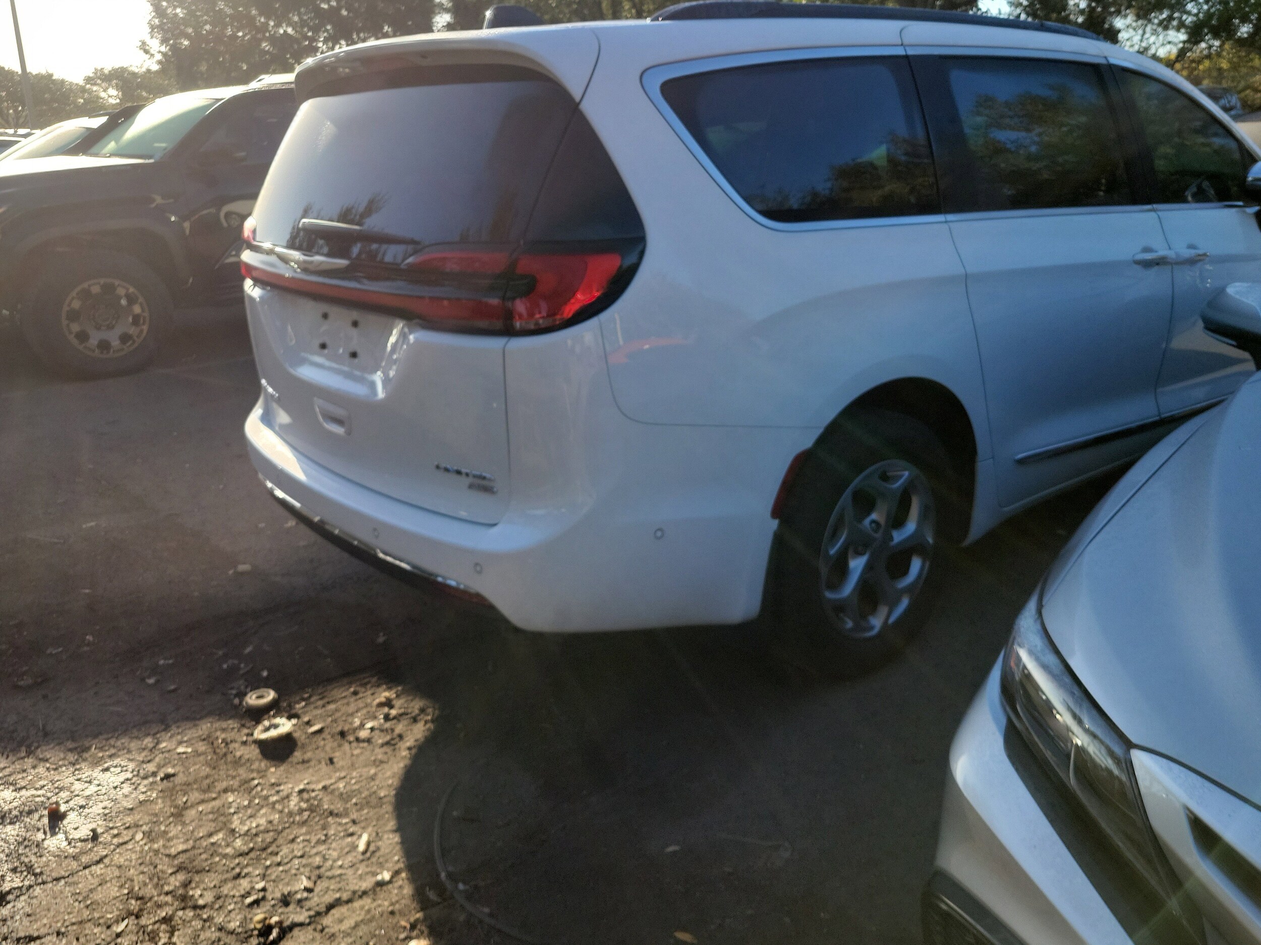 2023 Chrysler Pacifica Limited photo 2