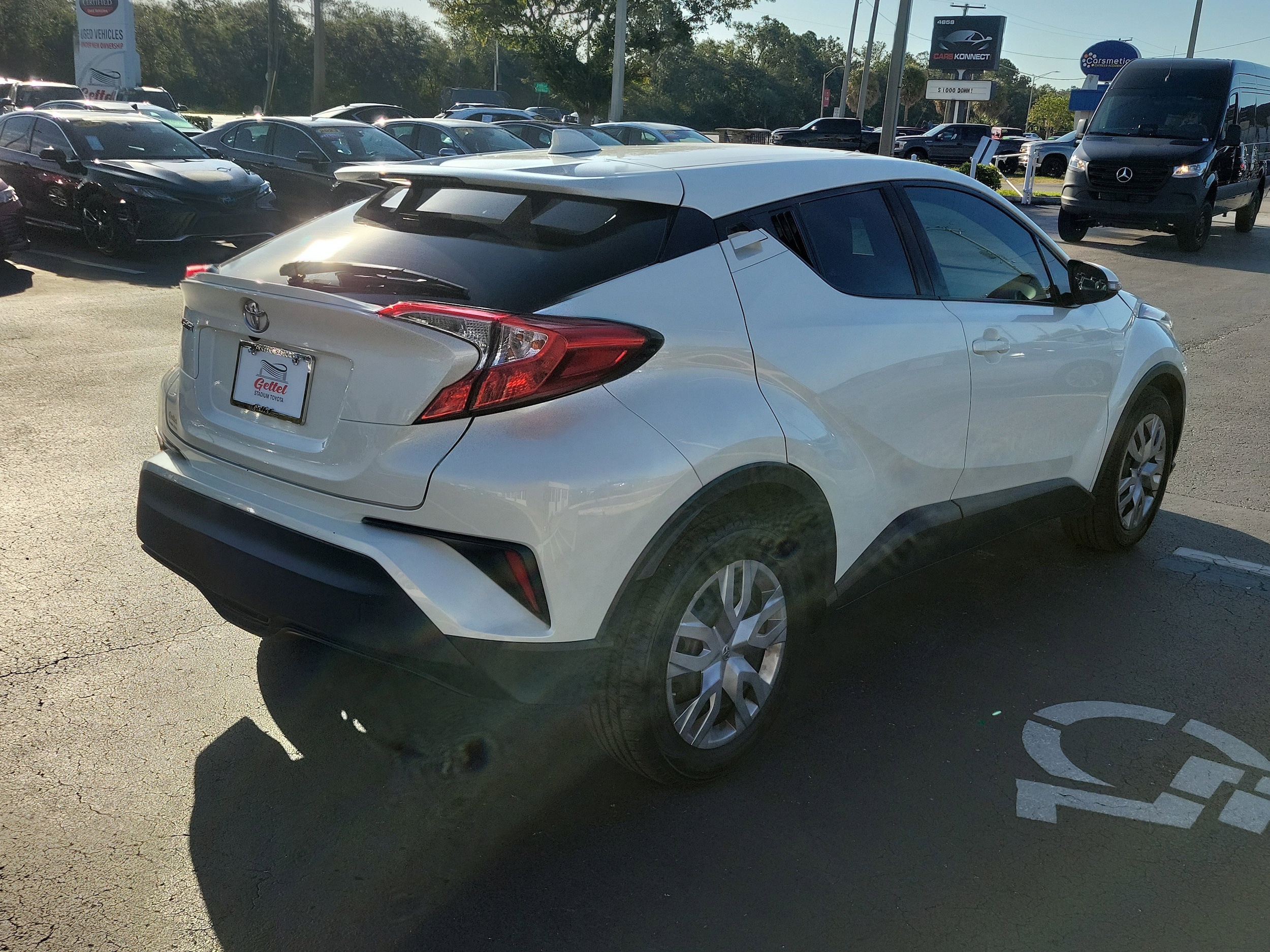 2021 Toyota C-HR LE photo 3