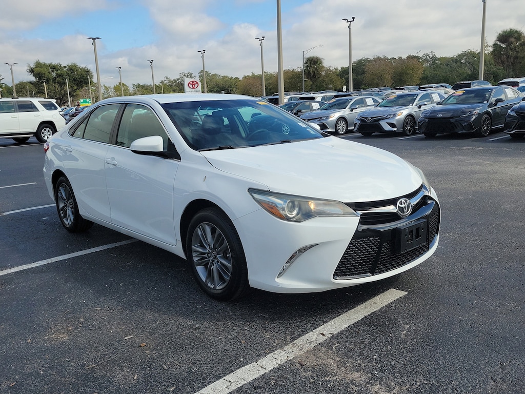 Used 2016 Toyota Camry SE Sedan