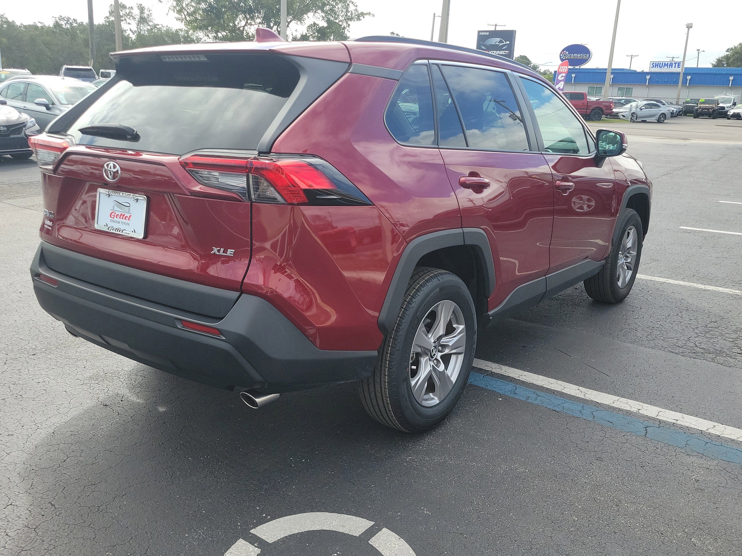 2023 Toyota RAV4 XLE photo 3