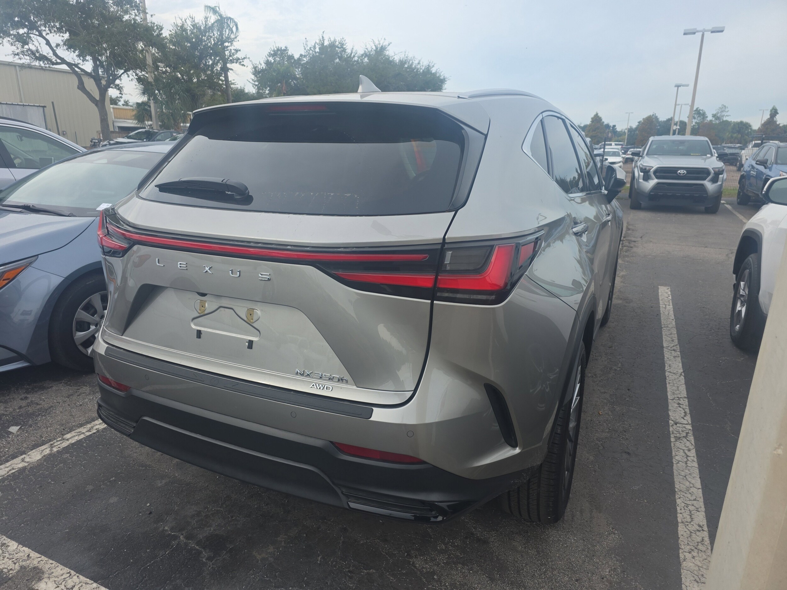 2025 Lexus NX 350h Premium photo 3