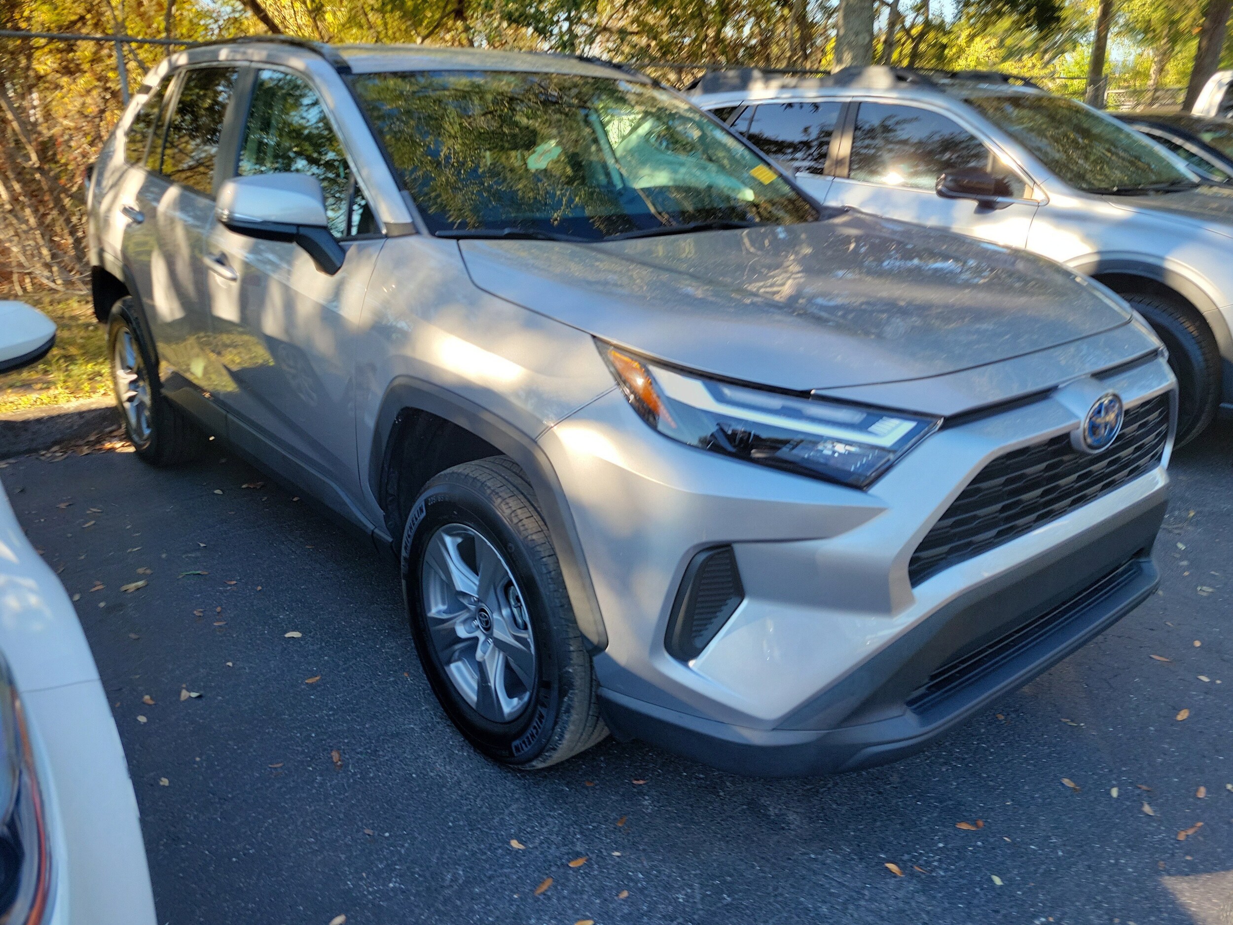 2022 Toyota RAV4 Hybrid XLE photo 2