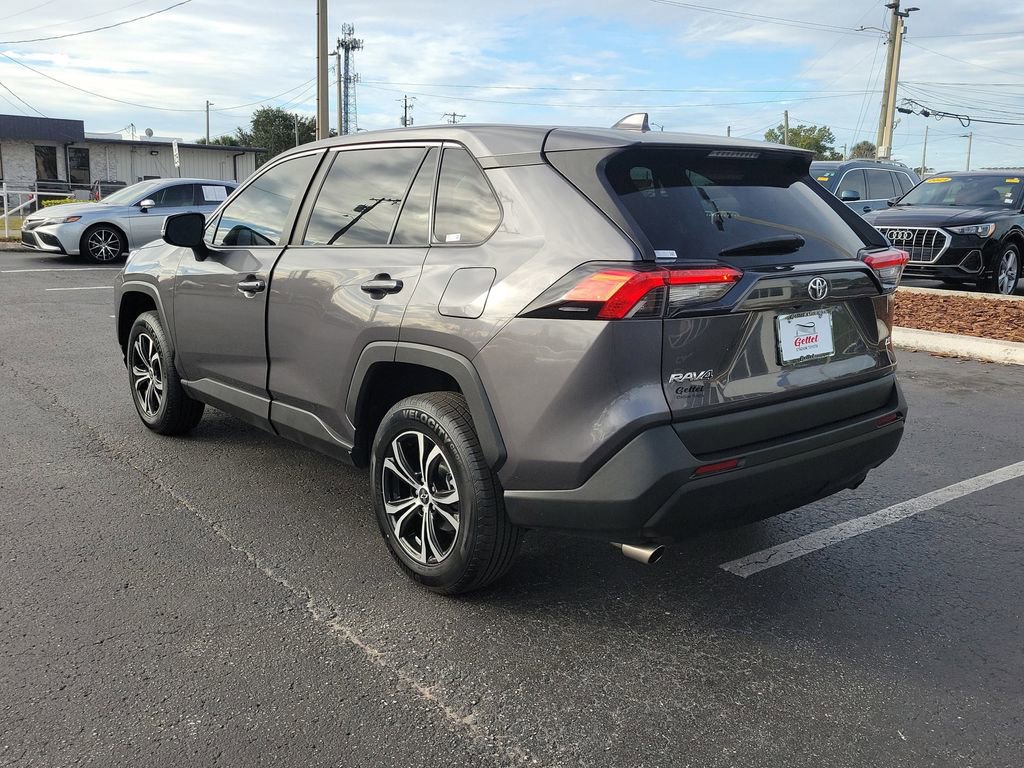 2022 Toyota RAV4 LE photo 2