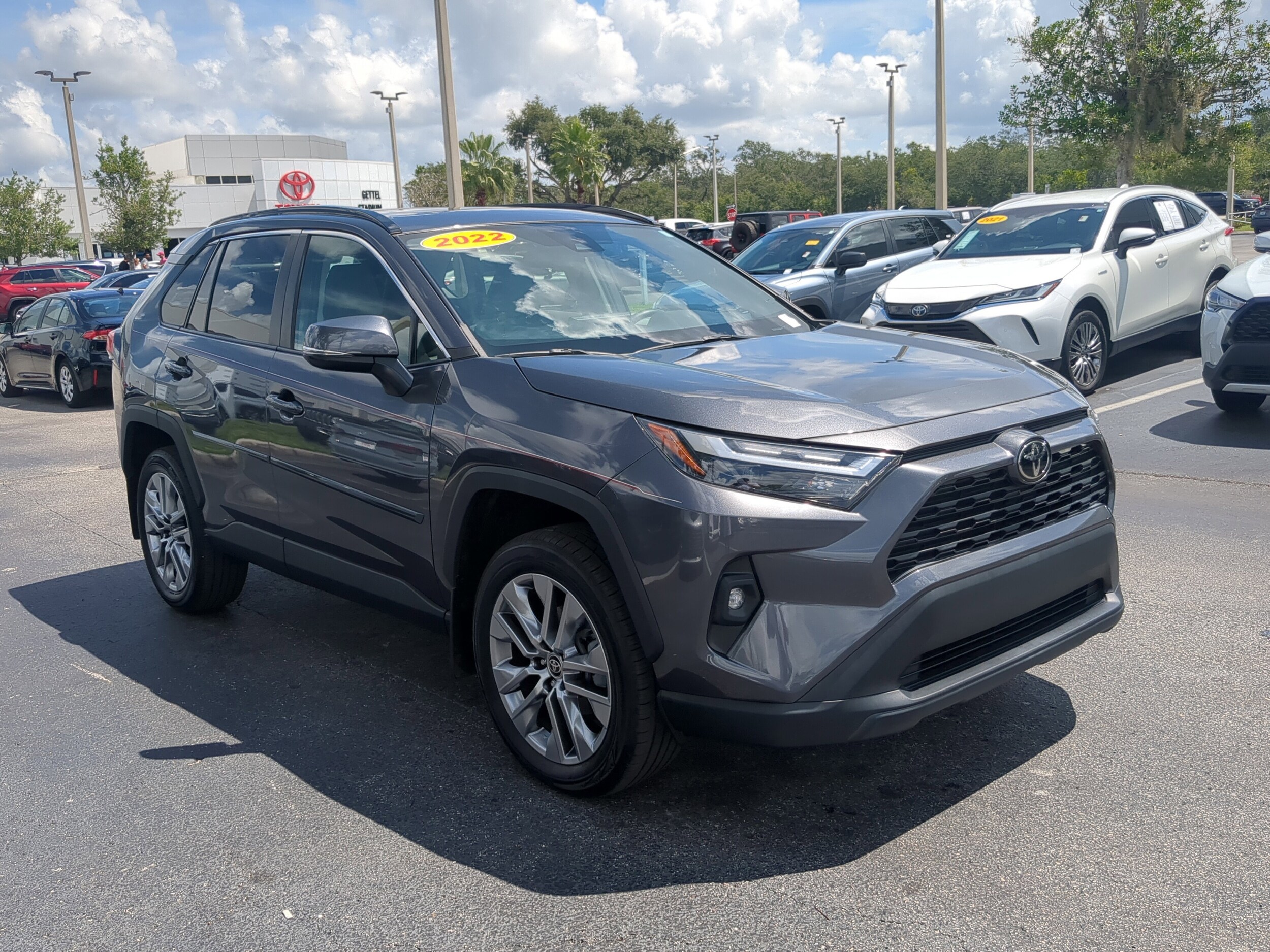 2022 Toyota RAV4 XLE Premium photo 2