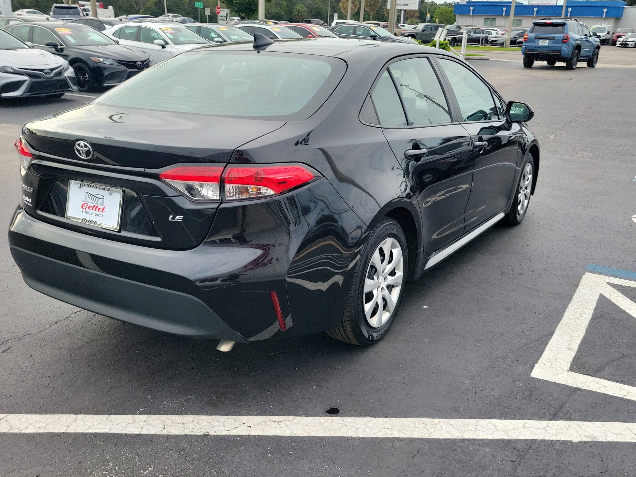 2023 Toyota Corolla LE photo 3