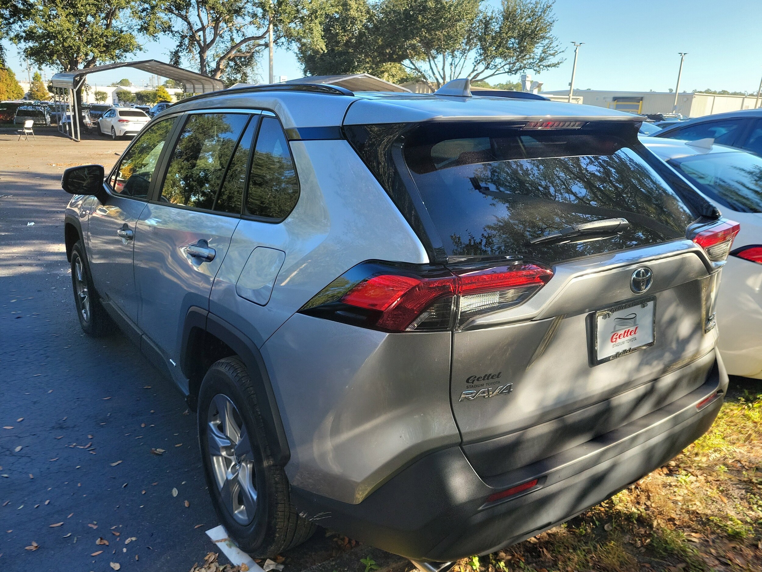 2022 Toyota RAV4 Hybrid XLE photo 3