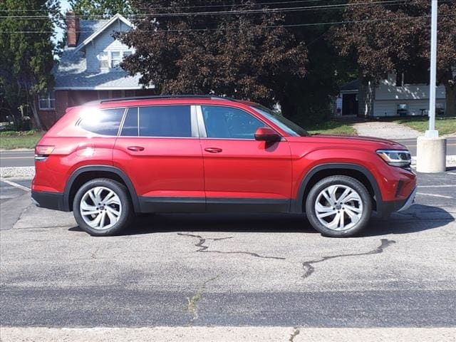 Certified 2021 Volkswagen Atlas SE w/Tech with VIN 1V2KR2CA9MC605488 for sale in Grand Rapids, MI