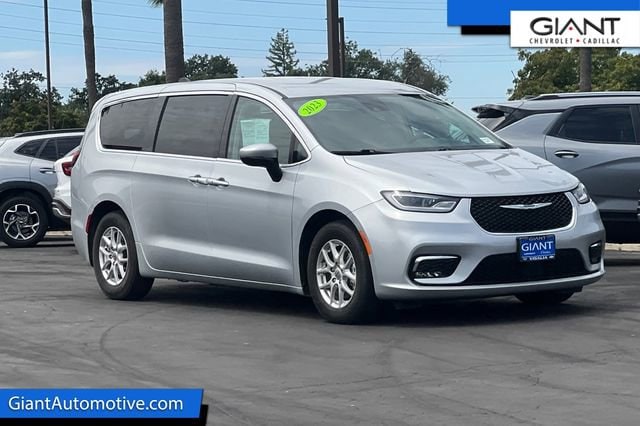 2023 Chrysler Pacifica Touring L's photo