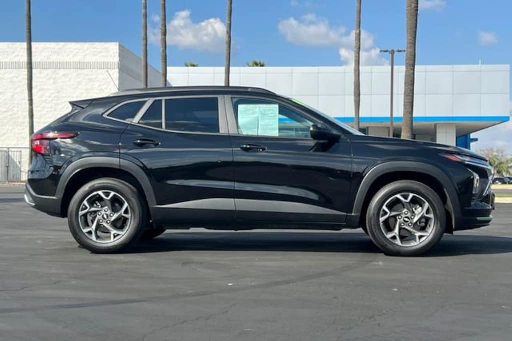 Used 2025 Chevrolet Trax LT SUV