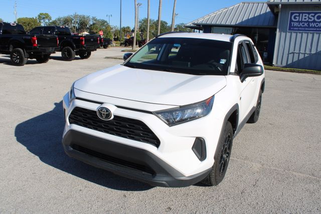 2021 Toyota RAV4 LE photo 3