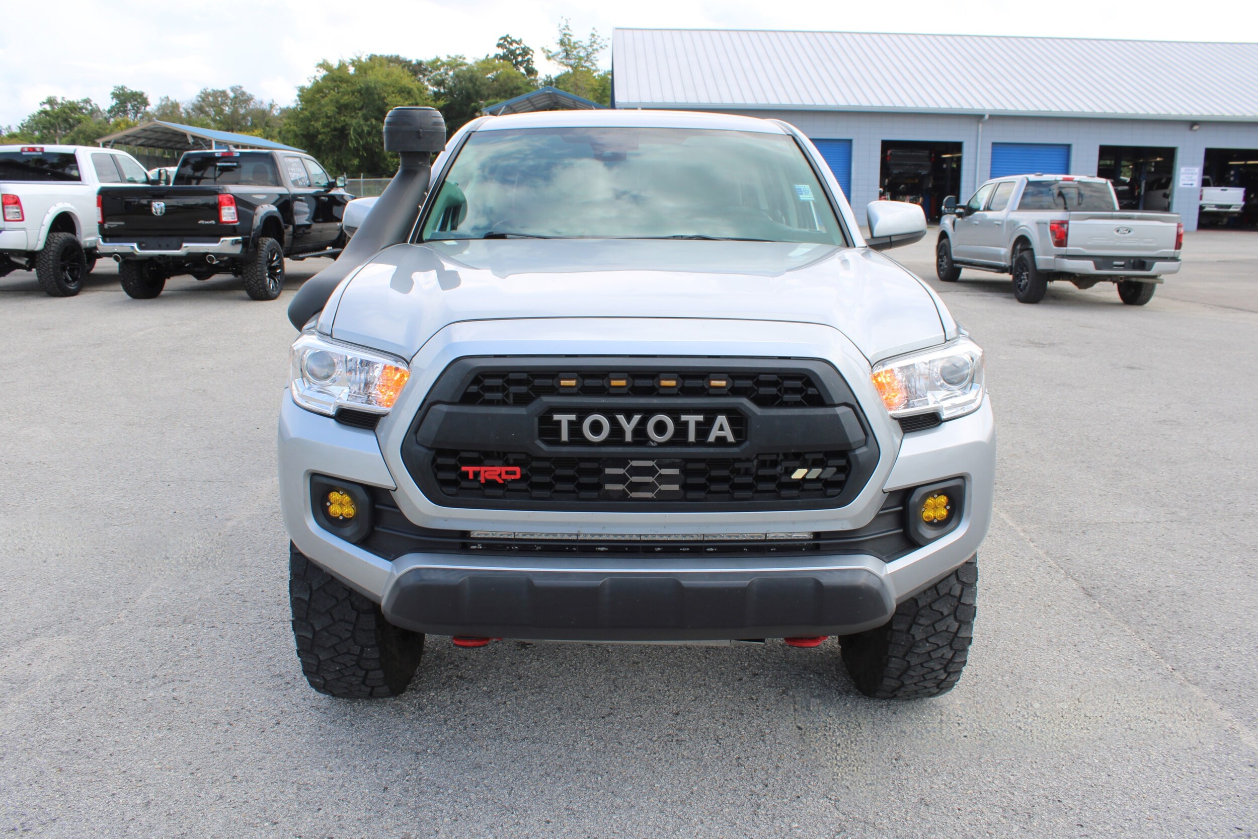 2022 Toyota Tacoma SR5 4x4 photo 2