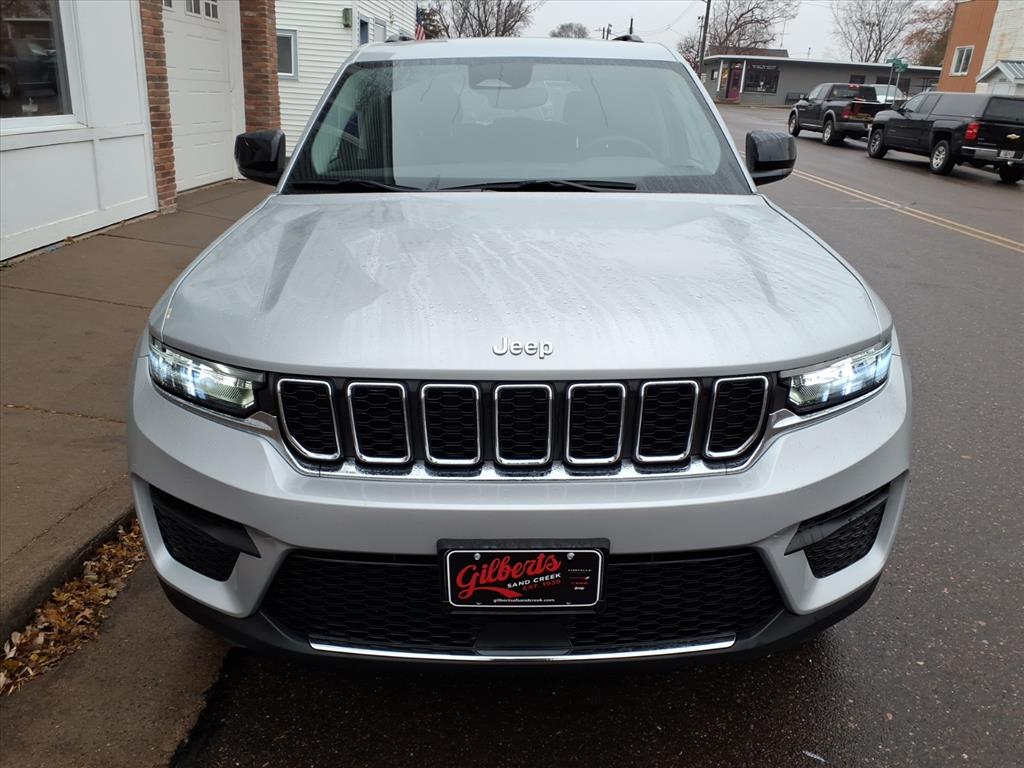 2024 Jeep Grand Cherokee Laredo photo 3