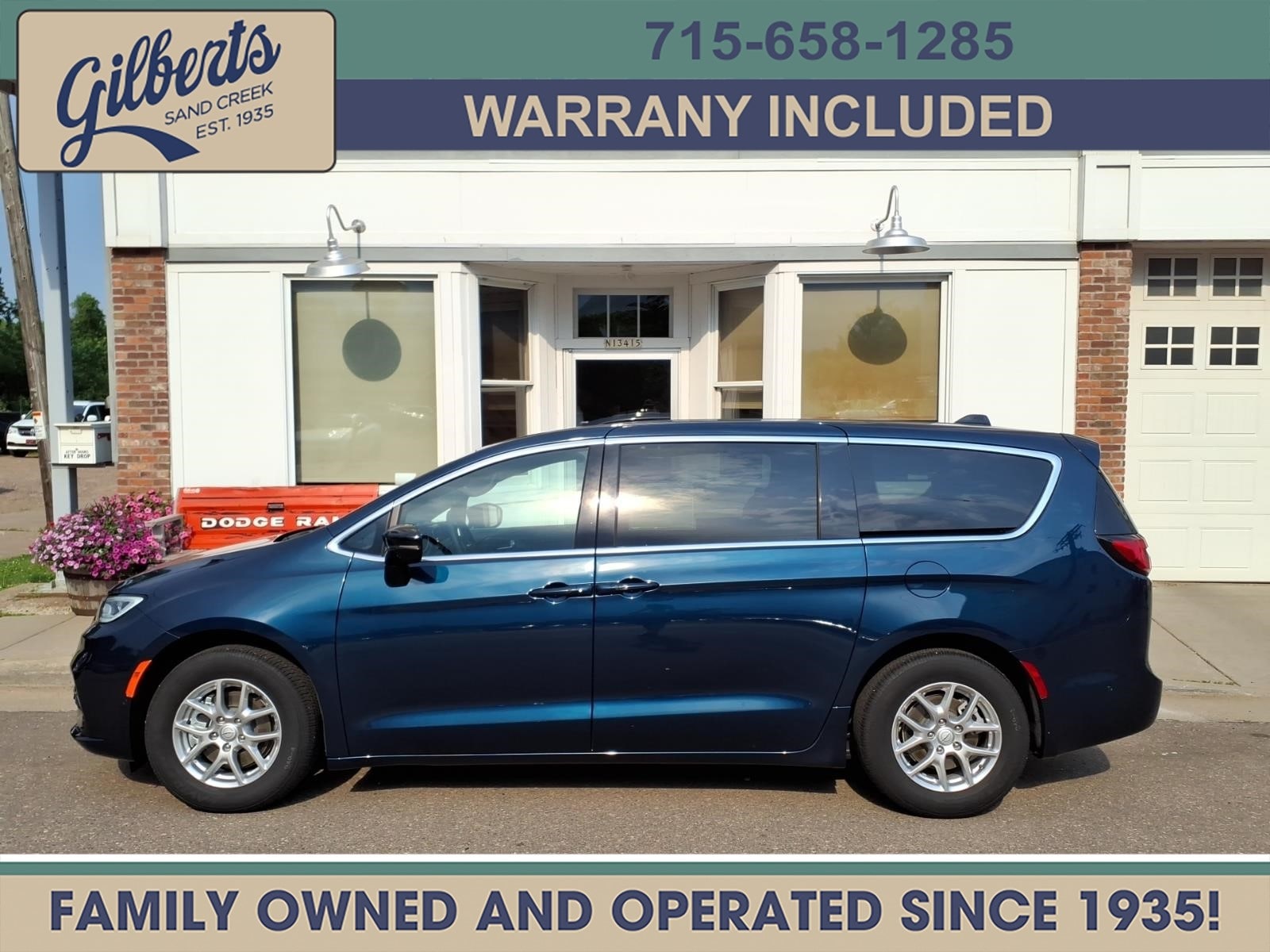 2025 Chrysler Pacifica Select's photo