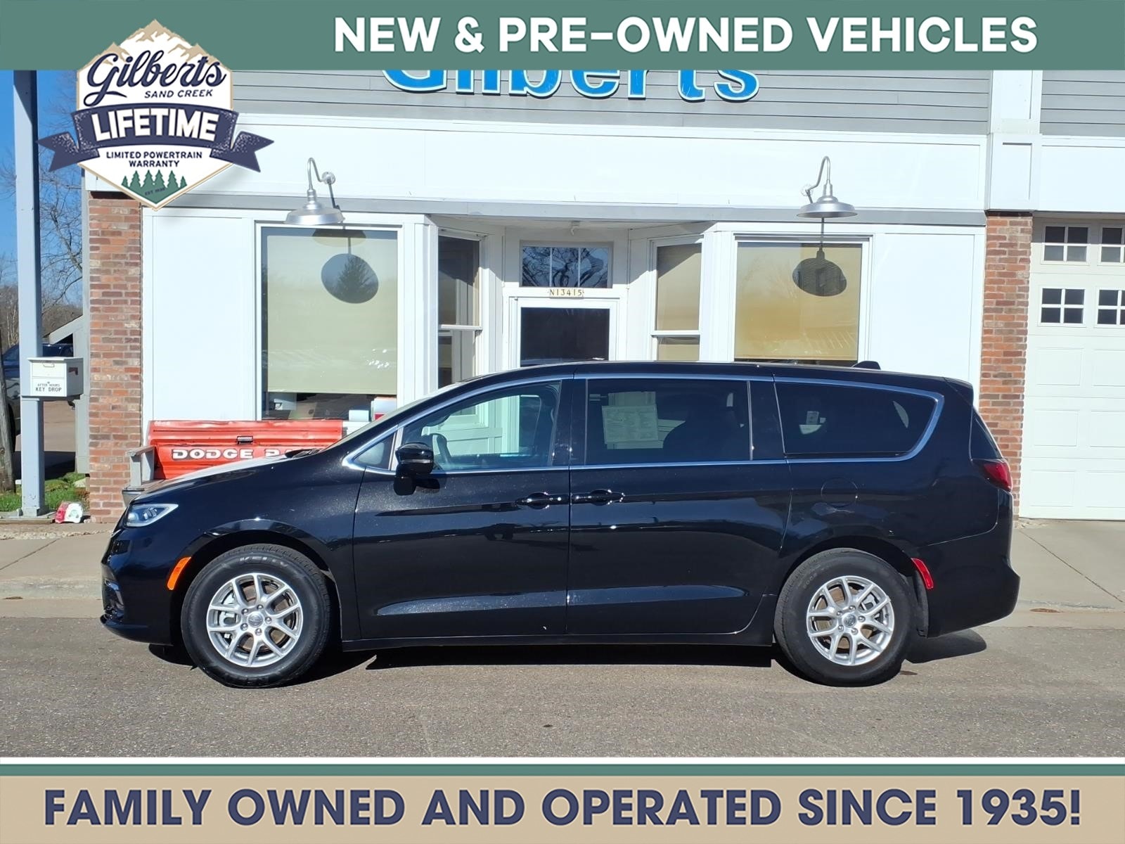 2025 Chrysler Pacifica Select's photo