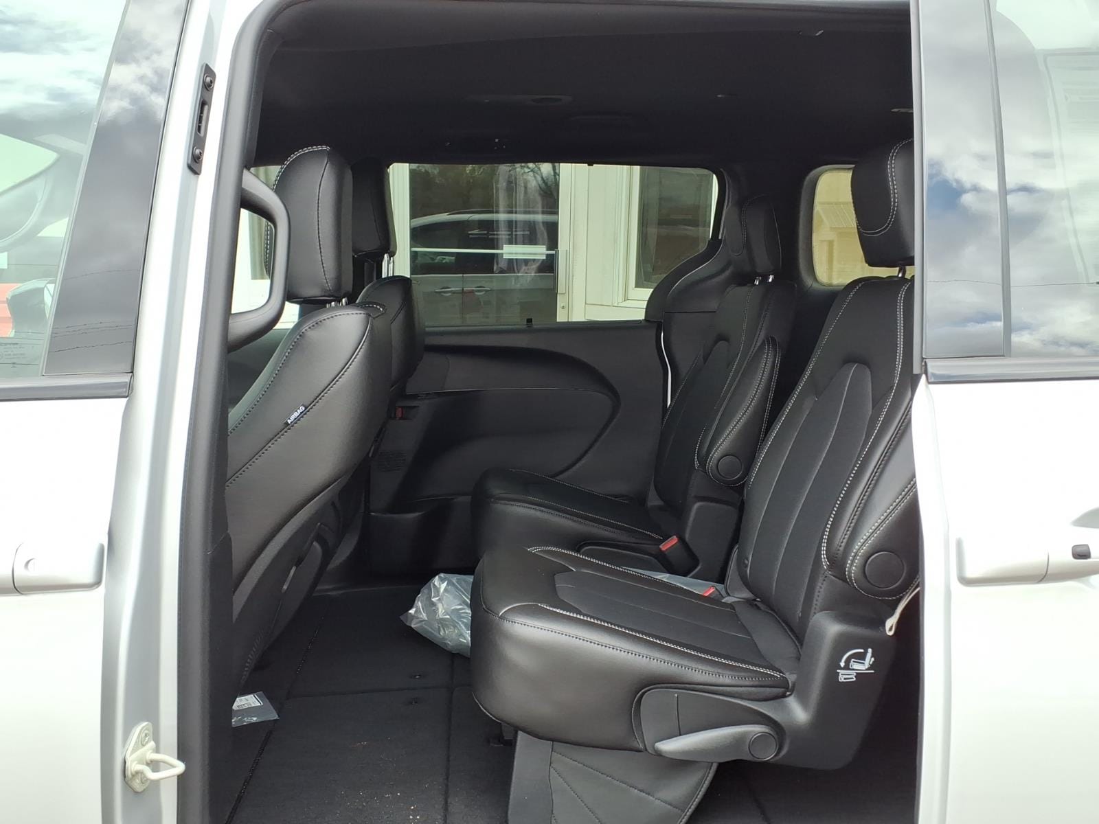 2026 Chrysler Pacifica Select - Photo 5