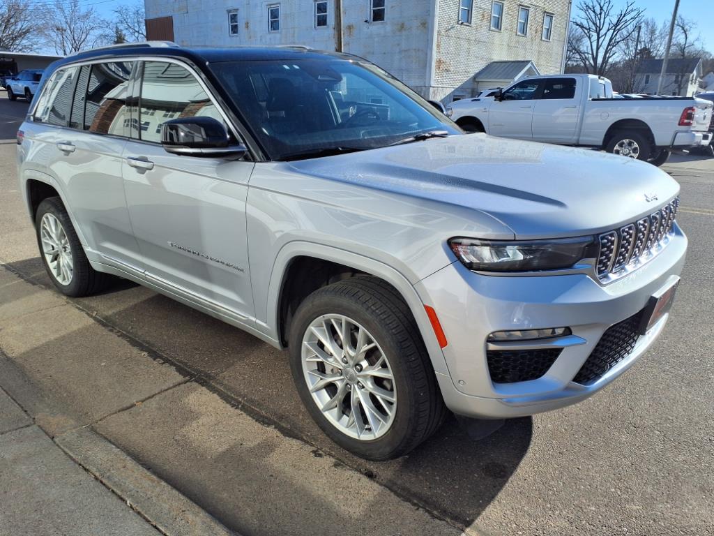 2023 Jeep Grand Cherokee Summit photo 4