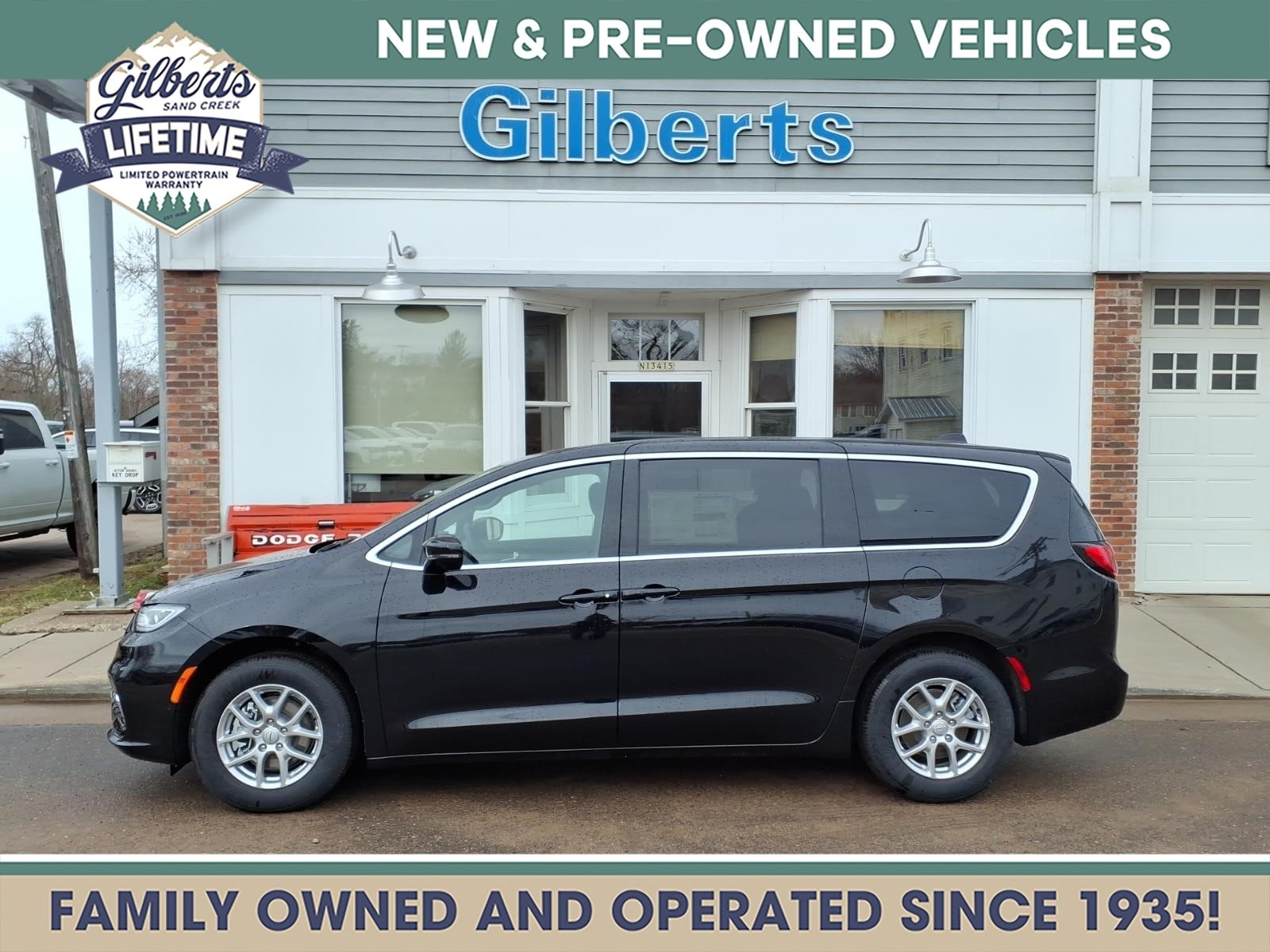 2026 Chrysler Pacifica Select's photo