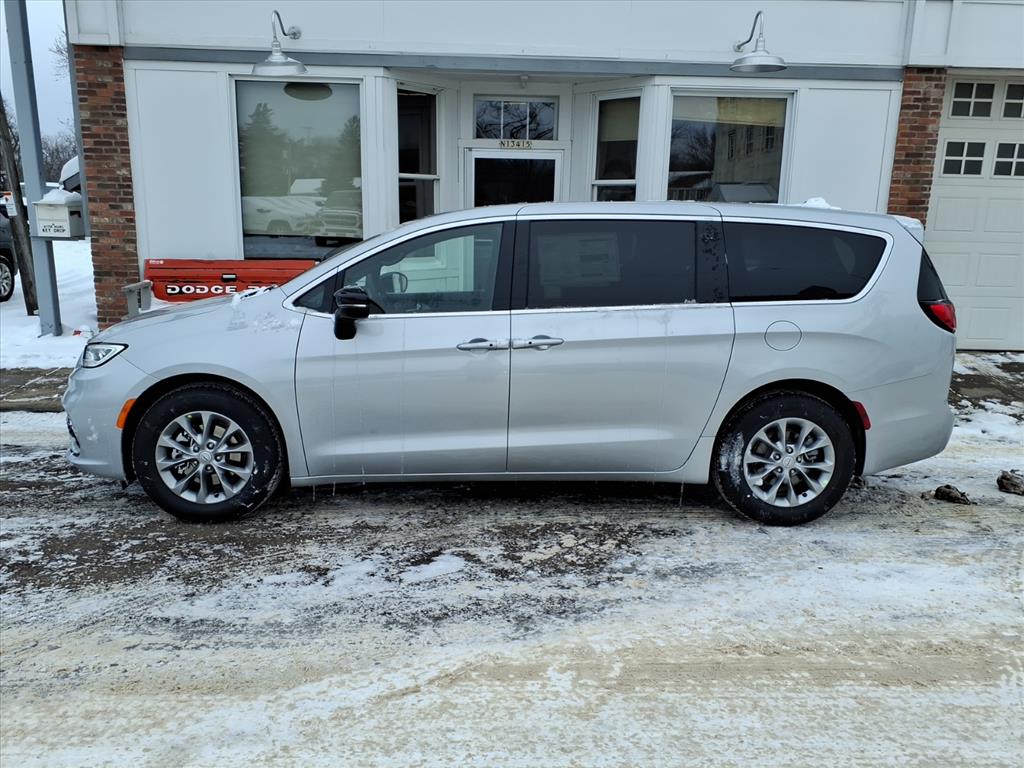 2026 Chrysler Pacifica Limited's photo