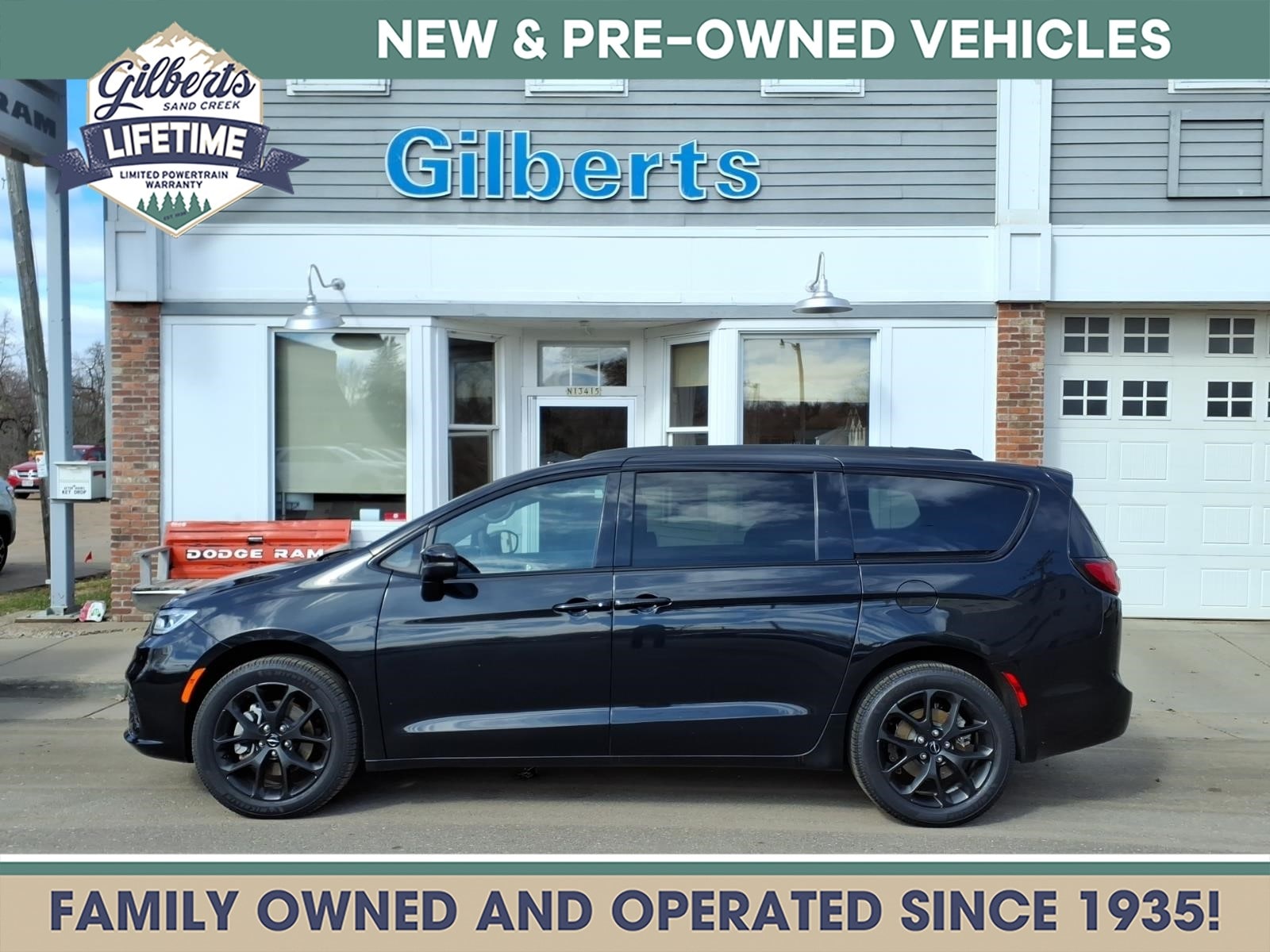 2023 Chrysler Pacifica Touring L AWD's photo