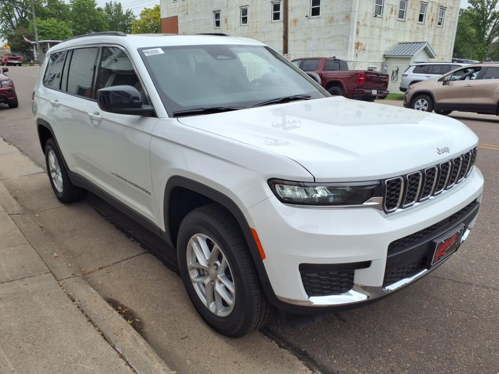2025 Jeep Grand Cherokee Laredo photo 2