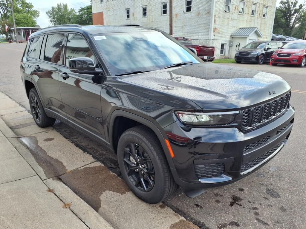 2025 Jeep Grand Cherokee Altitude photo 2