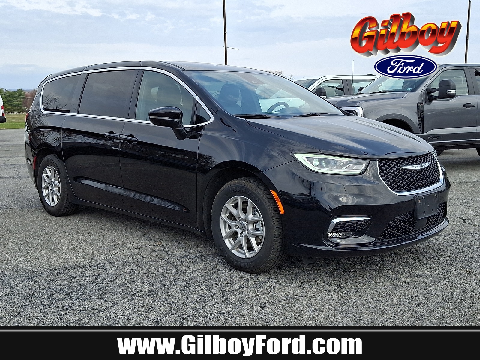 2025 Chrysler Pacifica Select's photo