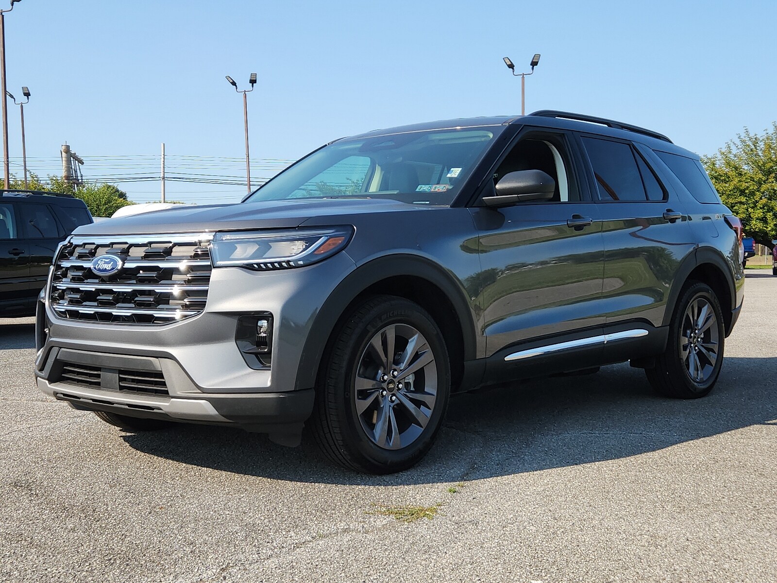 2025 Ford Explorer photo 2