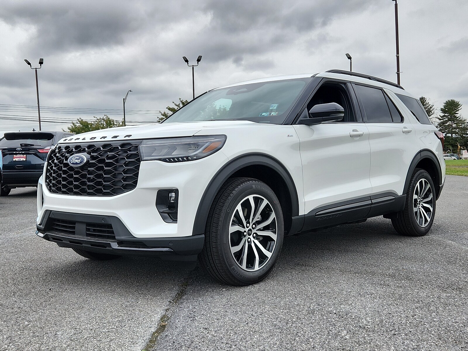 2025 Ford Explorer ST-Line photo 2