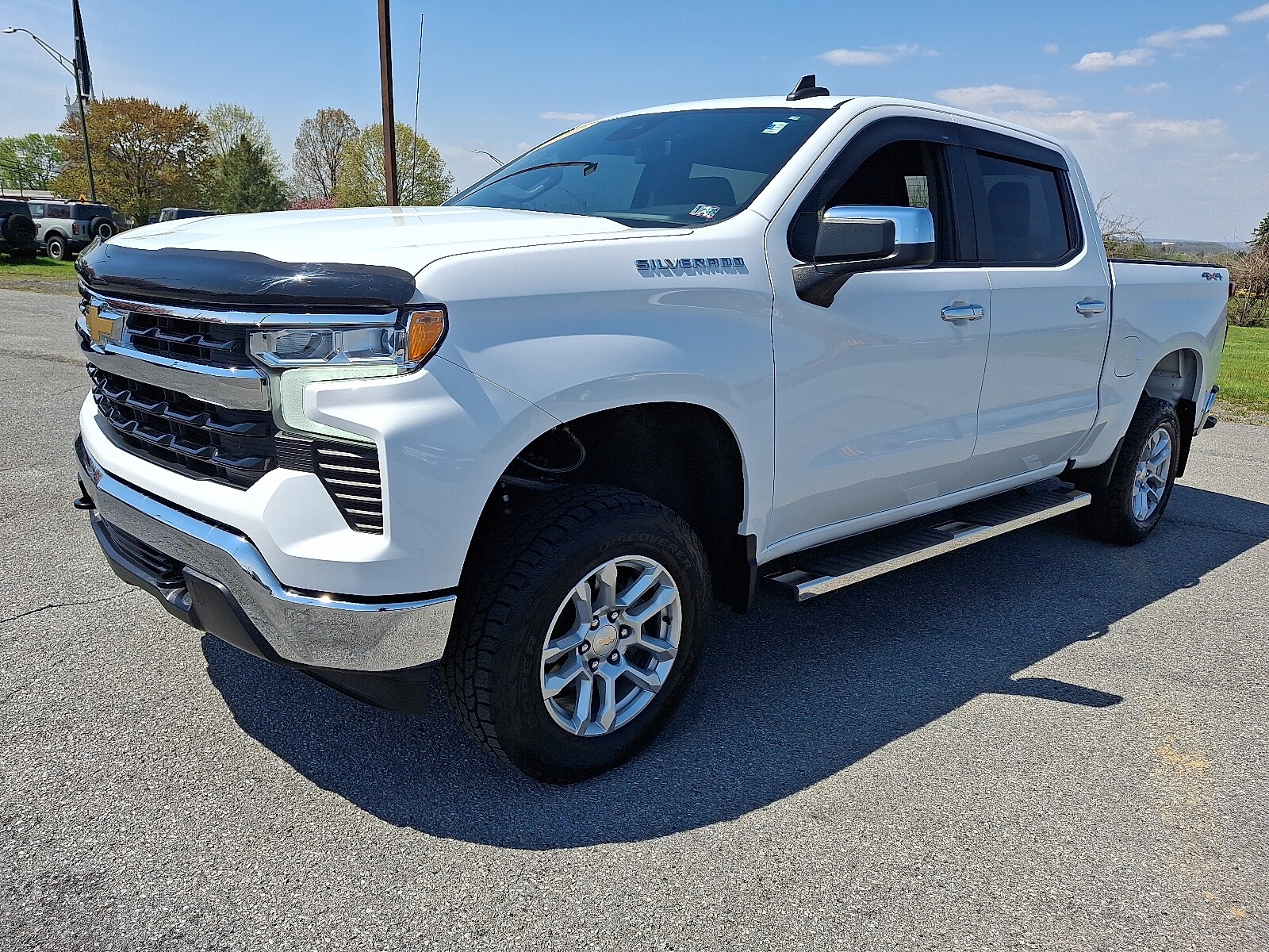 2022 Chevrolet Silverado 1500 LT photo 3
