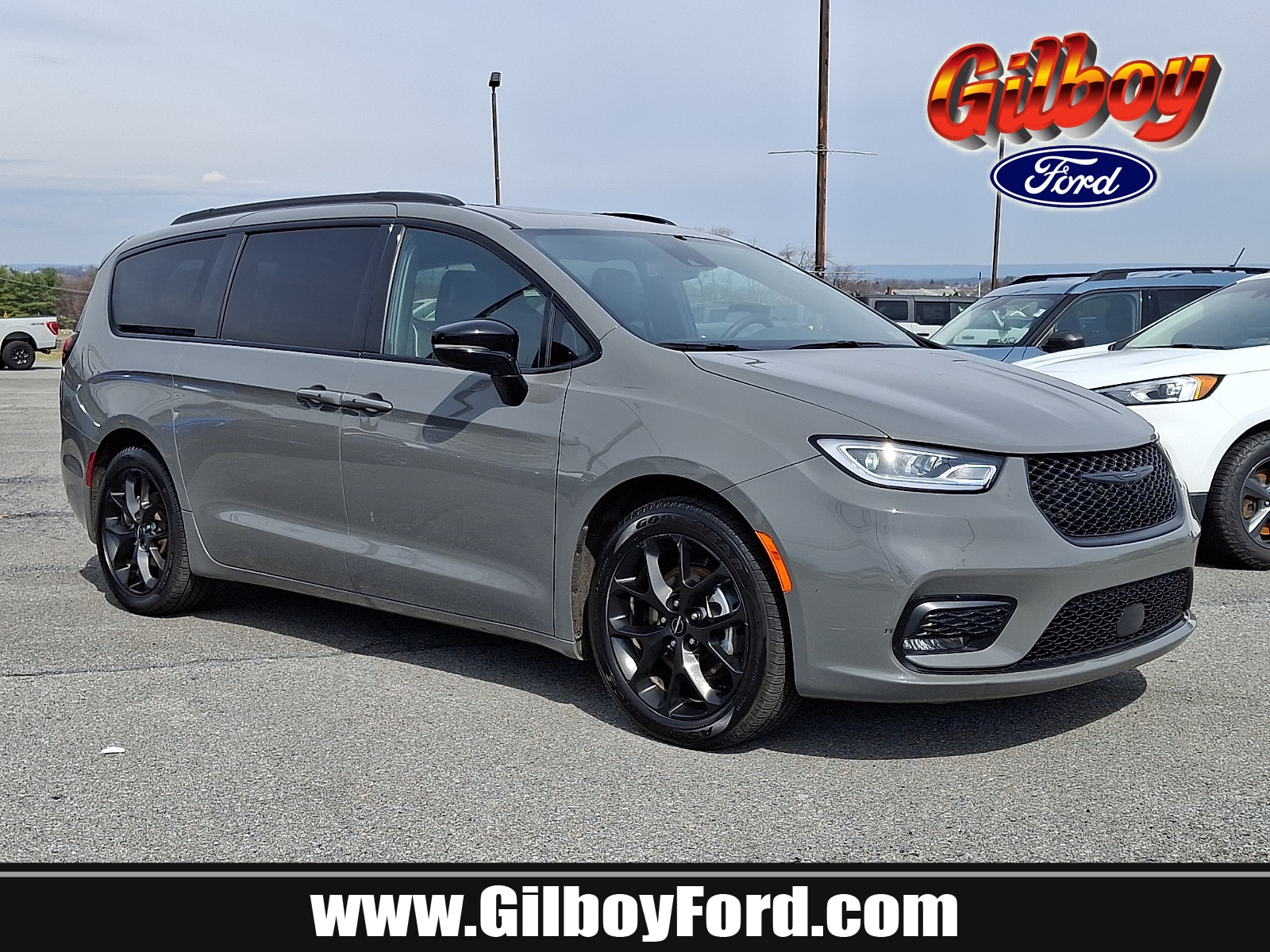 2025 Chrysler Pacifica Limited's photo