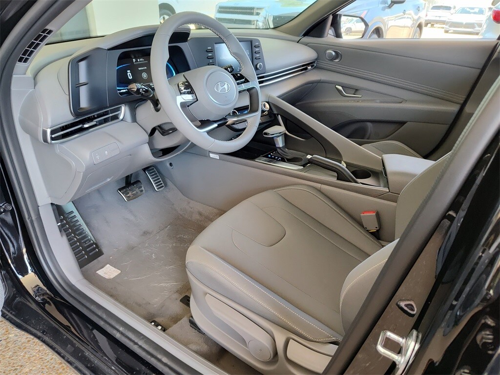 2025 Hyundai Elantra SEL Sport photo 2