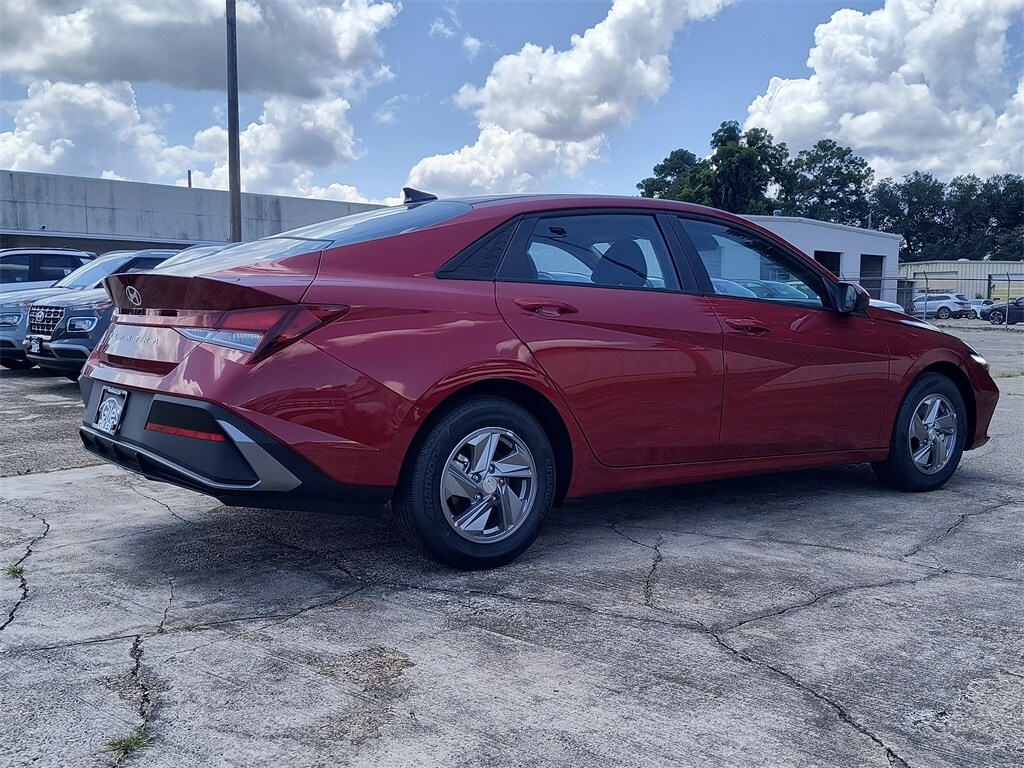 2025 Hyundai Elantra SE photo 4