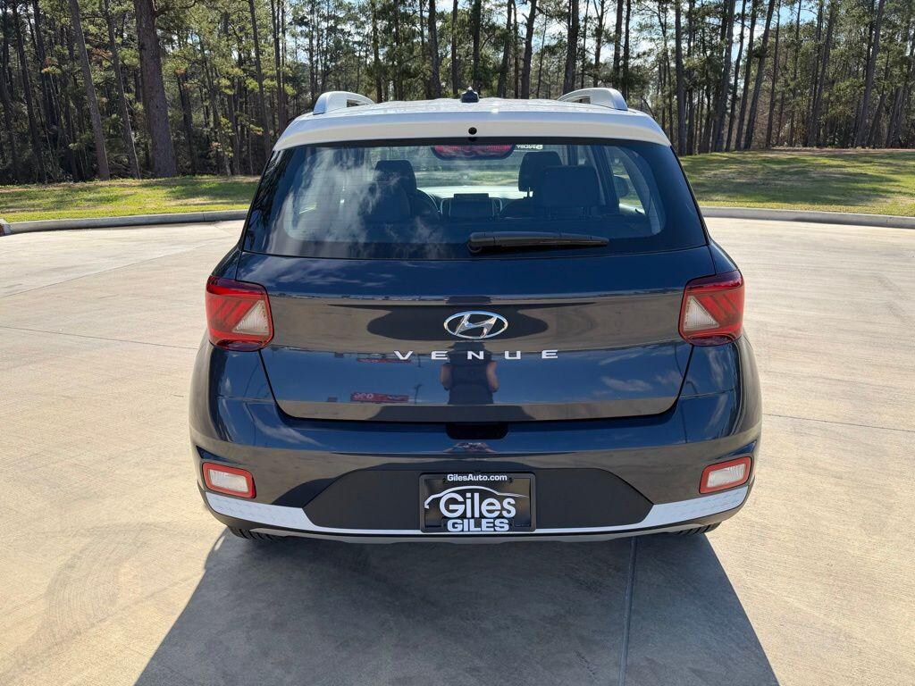 New 2026 Hyundai Venue SEL w/Two-Tone Roof SUV
