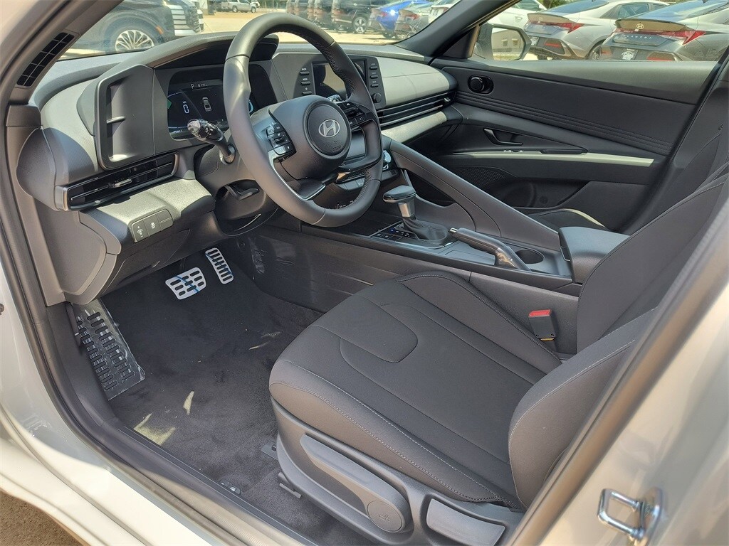 2025 Hyundai Elantra SEL Sport photo 2