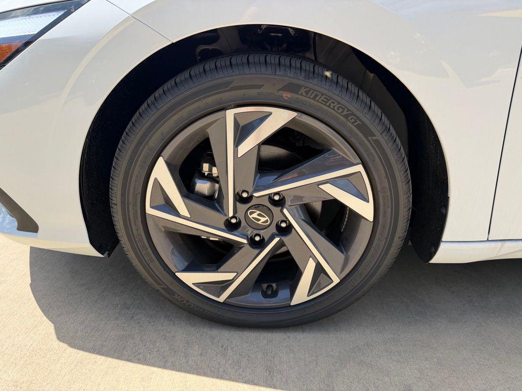 2026 Hyundai Elantra Limited - Photo 9
