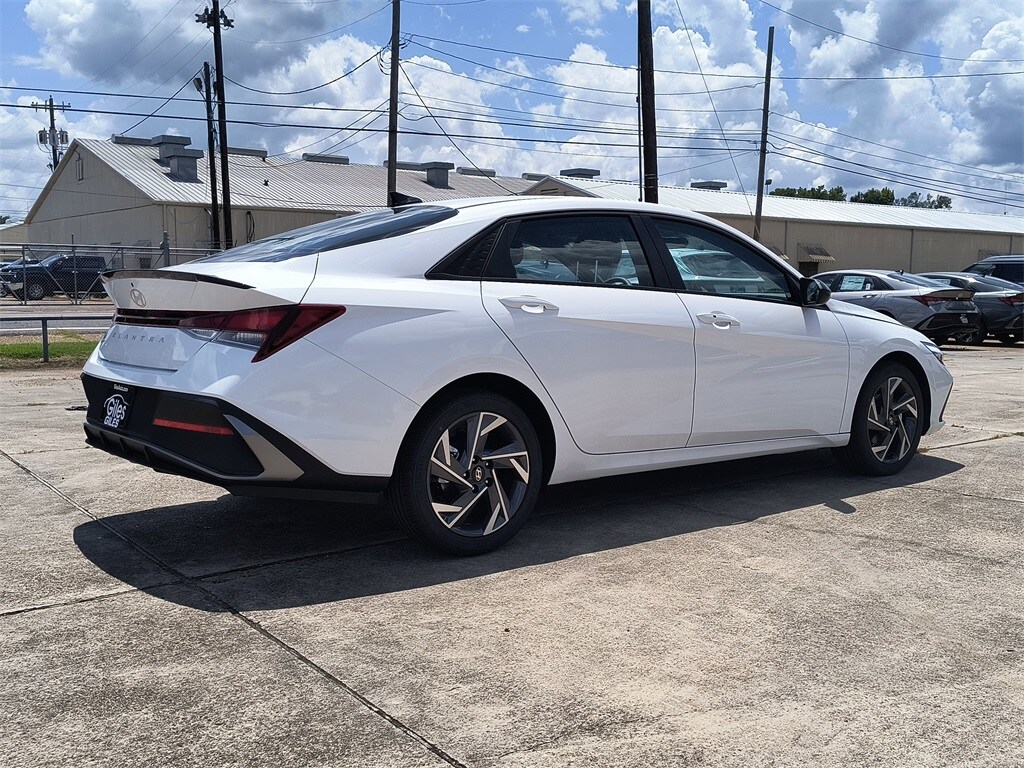 2025 Hyundai Elantra SEL Sport photo 4