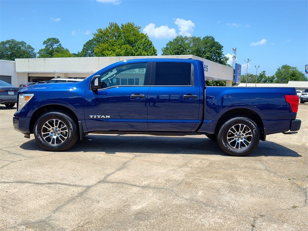 2023 Nissan Titan SV photo 2