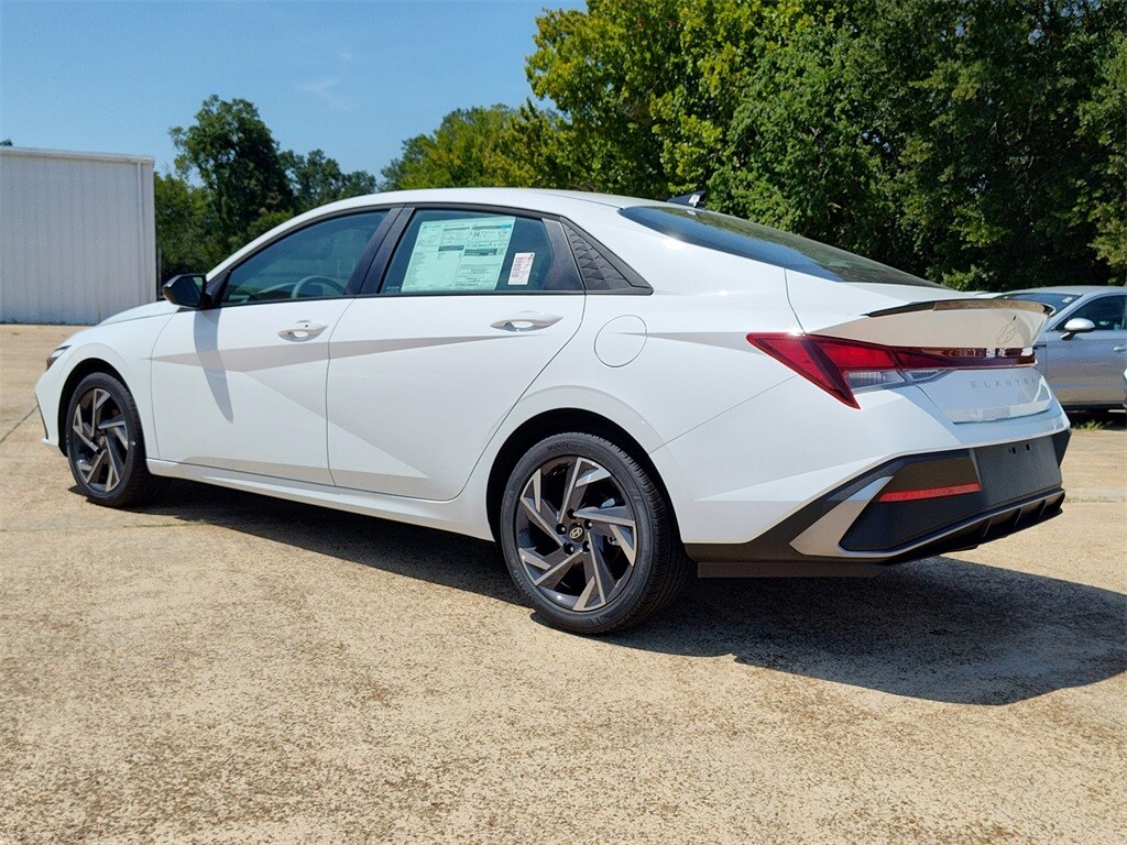 2025 Hyundai Elantra SEL Sport photo 3