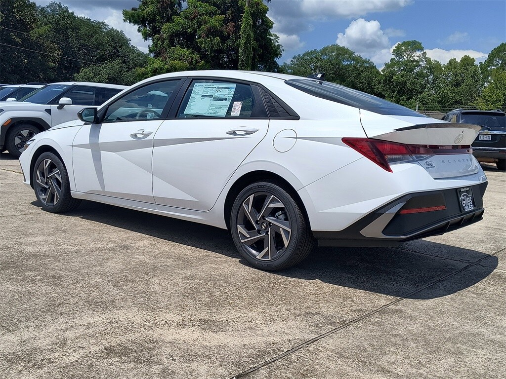2025 Hyundai Elantra SEL Sport photo 3