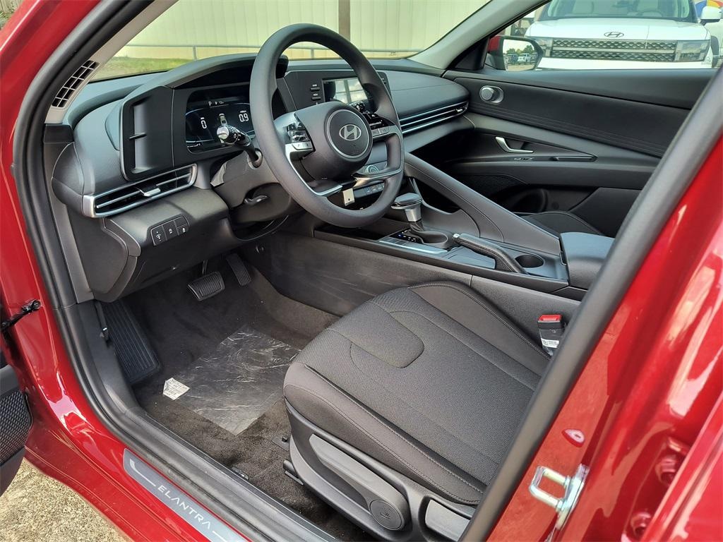 New 2025 Hyundai Elantra SE Sedan