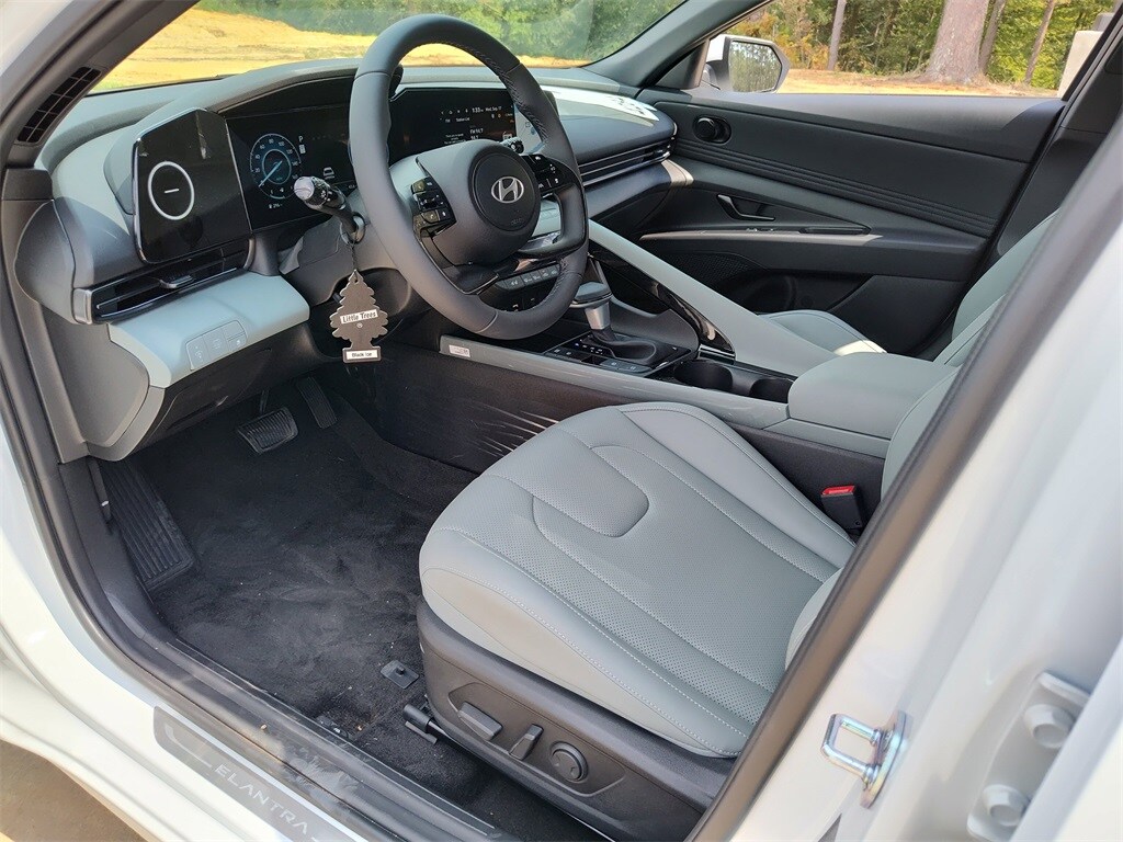 2025 Hyundai Elantra Hybrid Limited photo 2